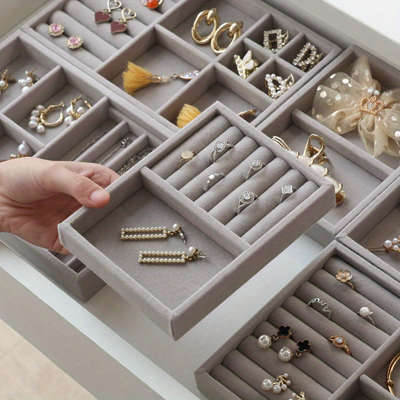 Zargarlik buyumlarini ko'rsatish uchun stol usti saqlash uchun taxta, quloq taqichlari, uzuklar va bilaguzuklar uchun