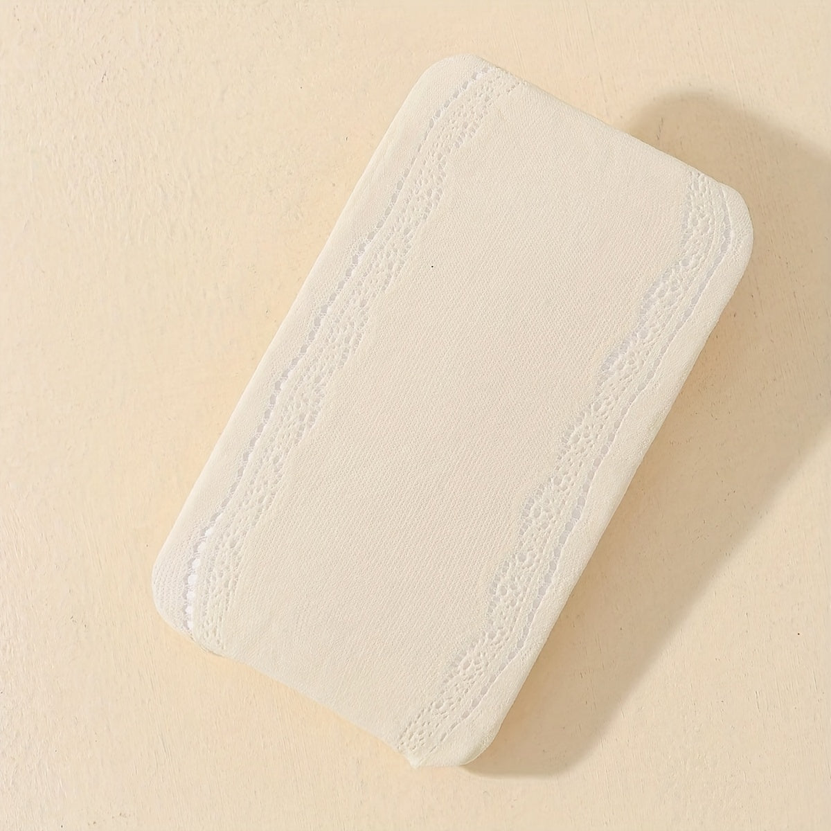 Ikki juft qizlar uchun oq va bej rangdagi prinsessa uslubidagi yurak naqshli paypoqlar, nafas oladigan qulaylik bilan.