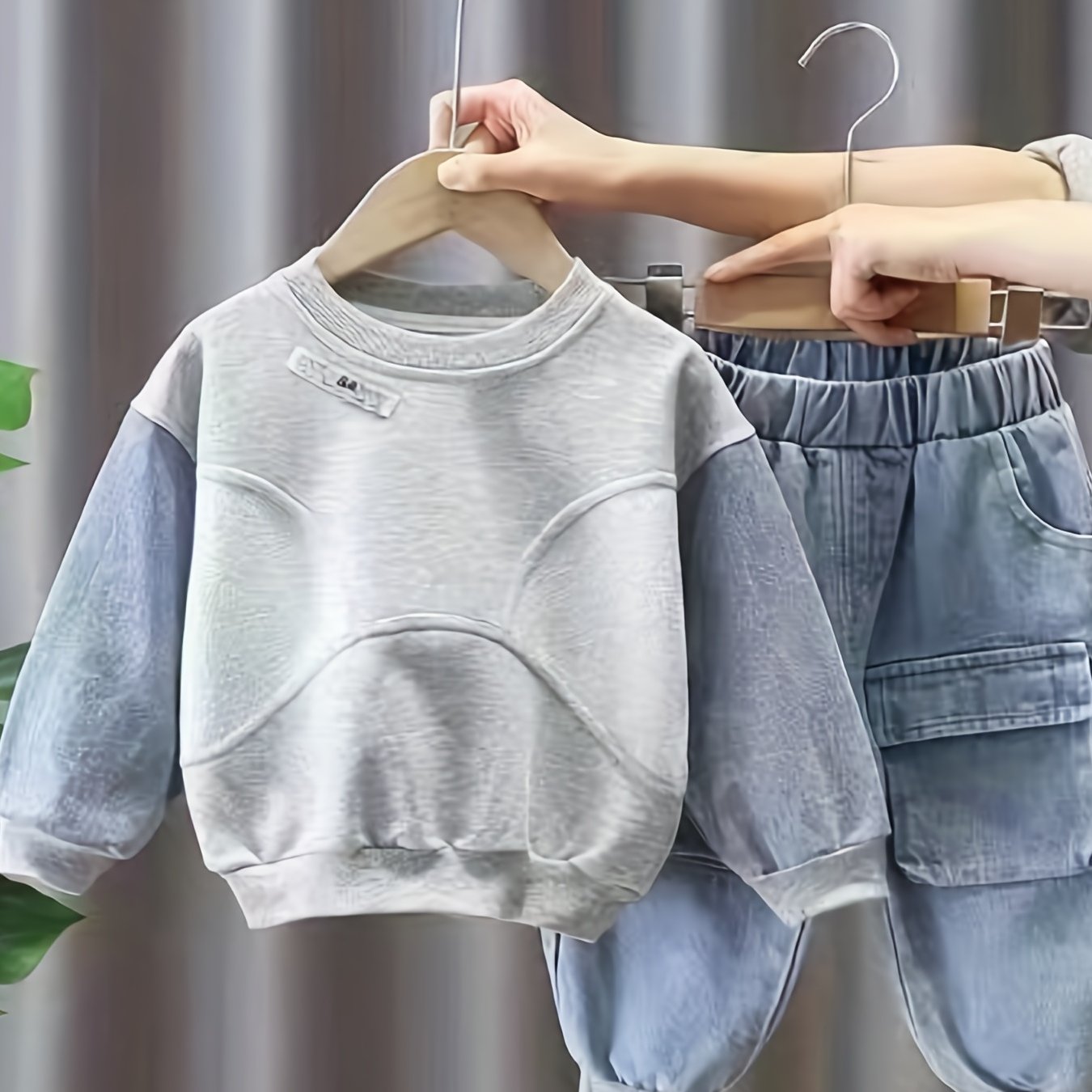 Повседневный костюм для детей: свитшот с длинными рукавами и цветными блоками, а также джинсы с эластичным поясом для мальчиков