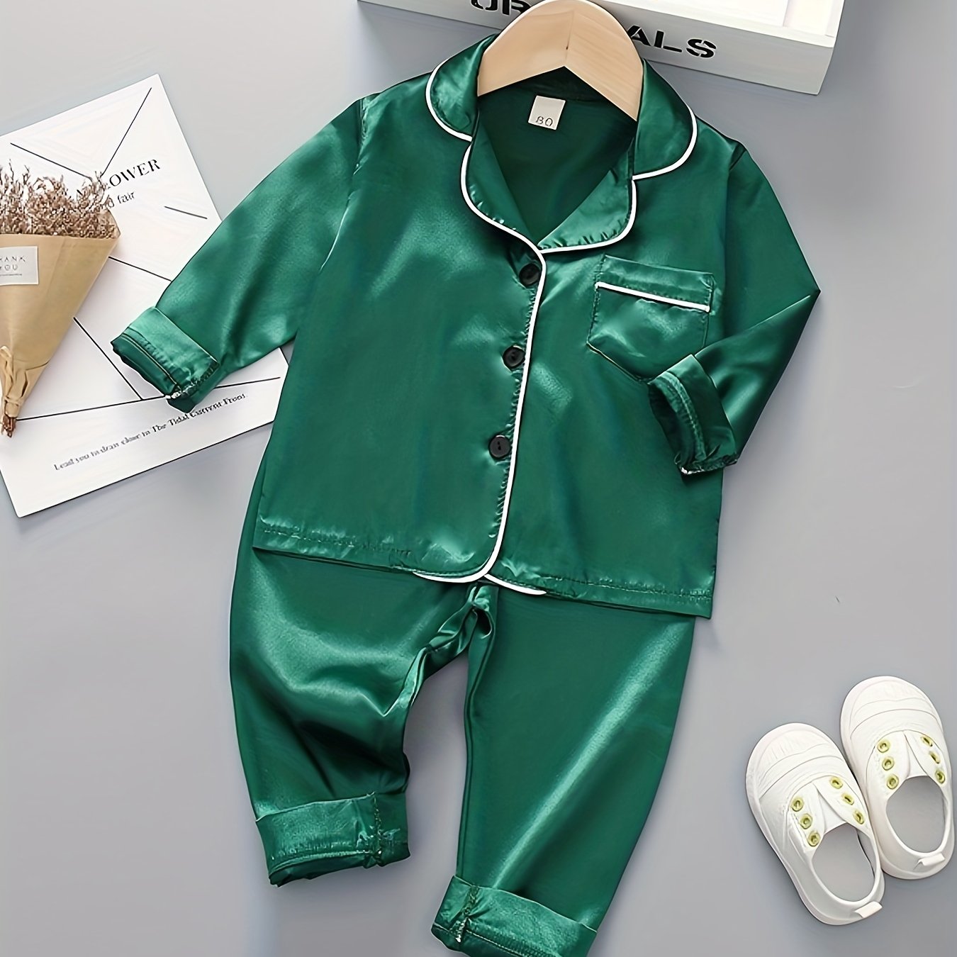 Conjunto de pijama de manga larga para niños, color sólido, poliéster, con cuello de solapa, botones en la parte delantera, ajuste regular para primavera y otoño