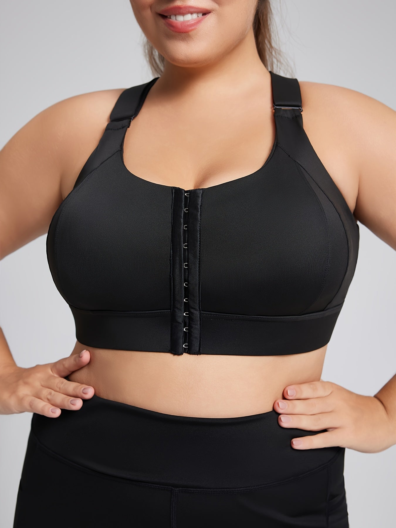Plus Size Sports Bra with Zipper, Padded Cups, Adjustable Straps Black for Yoga