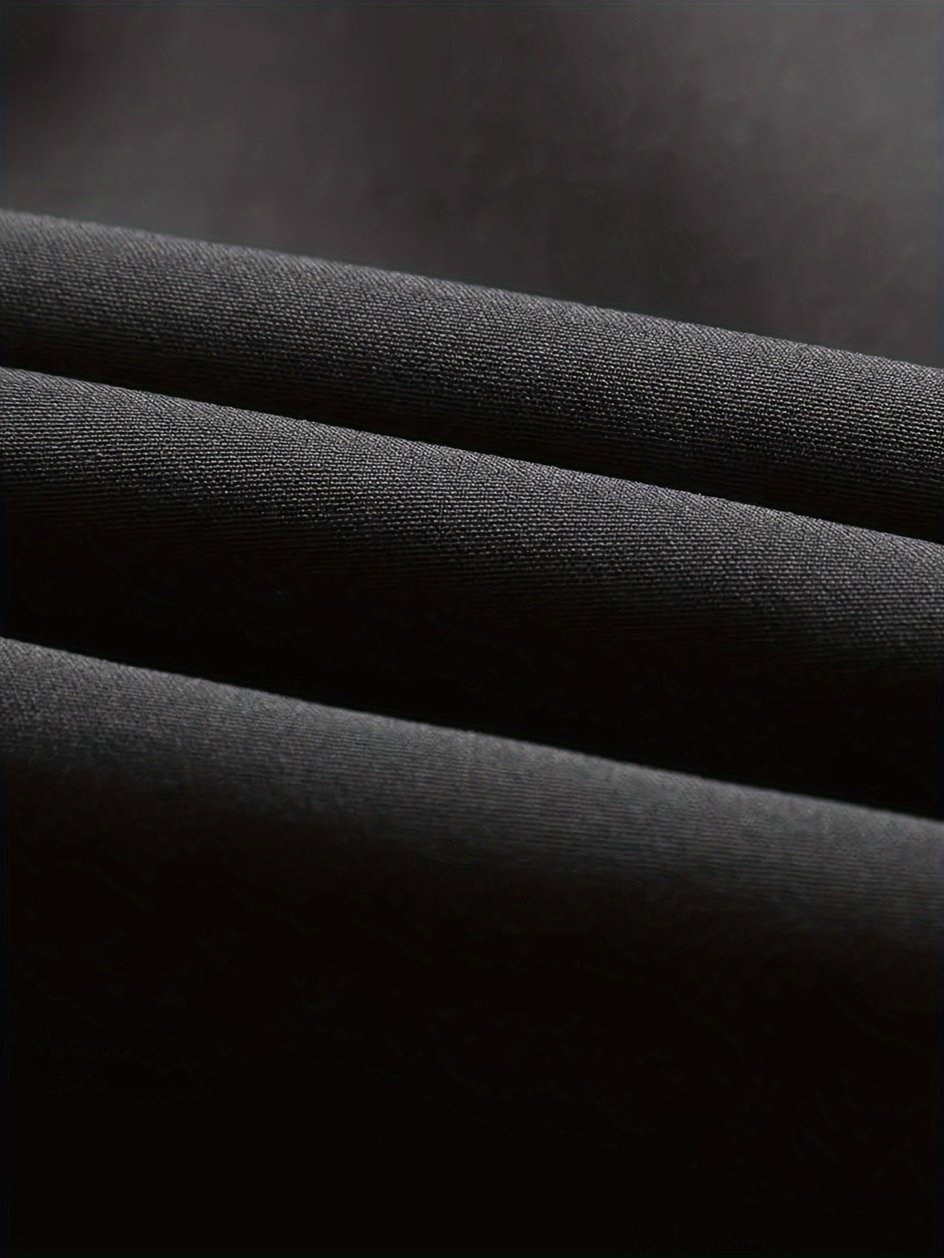 Erkaklar uchun polyester sport jakketi, mandarin yelka va zip yopilishi bilan. Bir rangli, cho'zilmaydigan mato, oddiy kesim. Yugurish va piyoda yurish kabi norasmiy ochiq havoda faoliyatlar uchun mos. 100%
