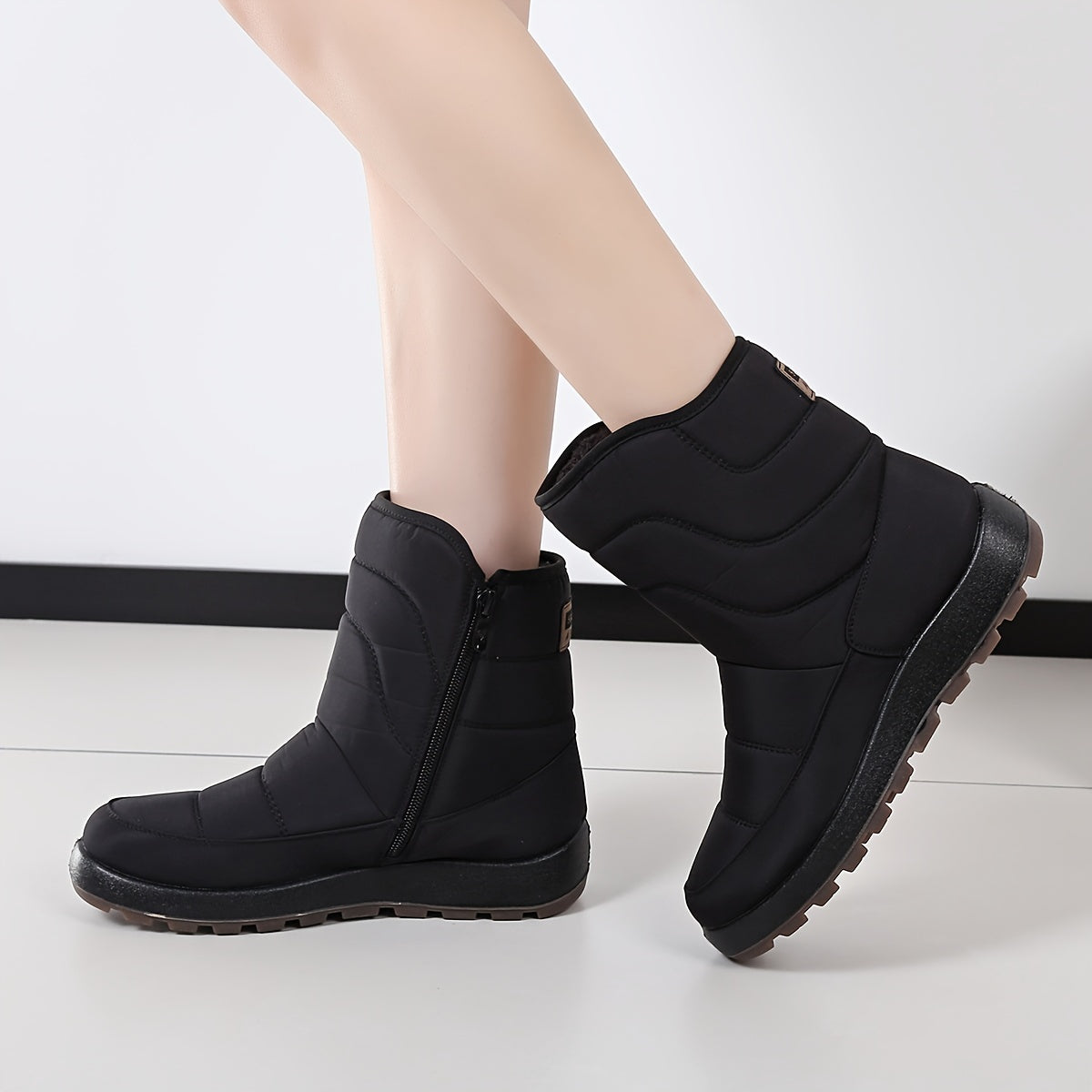 Ayollar uchun qishki poyabzal, poliuretan, sirpishga qarshi rezina tagliklar, yon zippersi, keng o'lcham