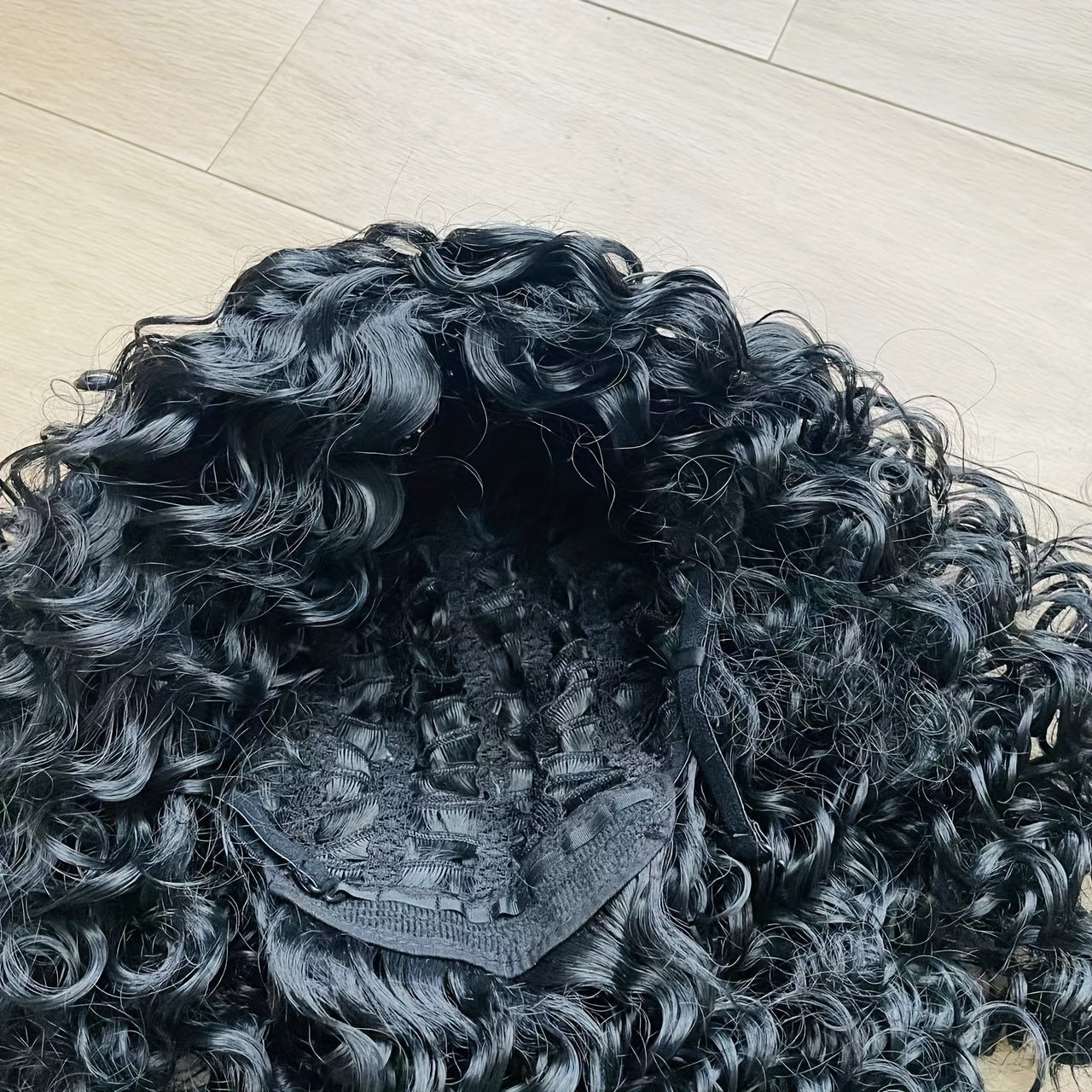 Polineziya afsonasi Maui qahramoni ilhomlangan qora rangdagi burma parik, uzun jingalak issiqqa chidamli tolalar, kostyum o'ynash va anime cosplay uchun mukammal. To'r parik qopqog'i to'plami bilan birga keladi, uzunligi 45.72 sm.