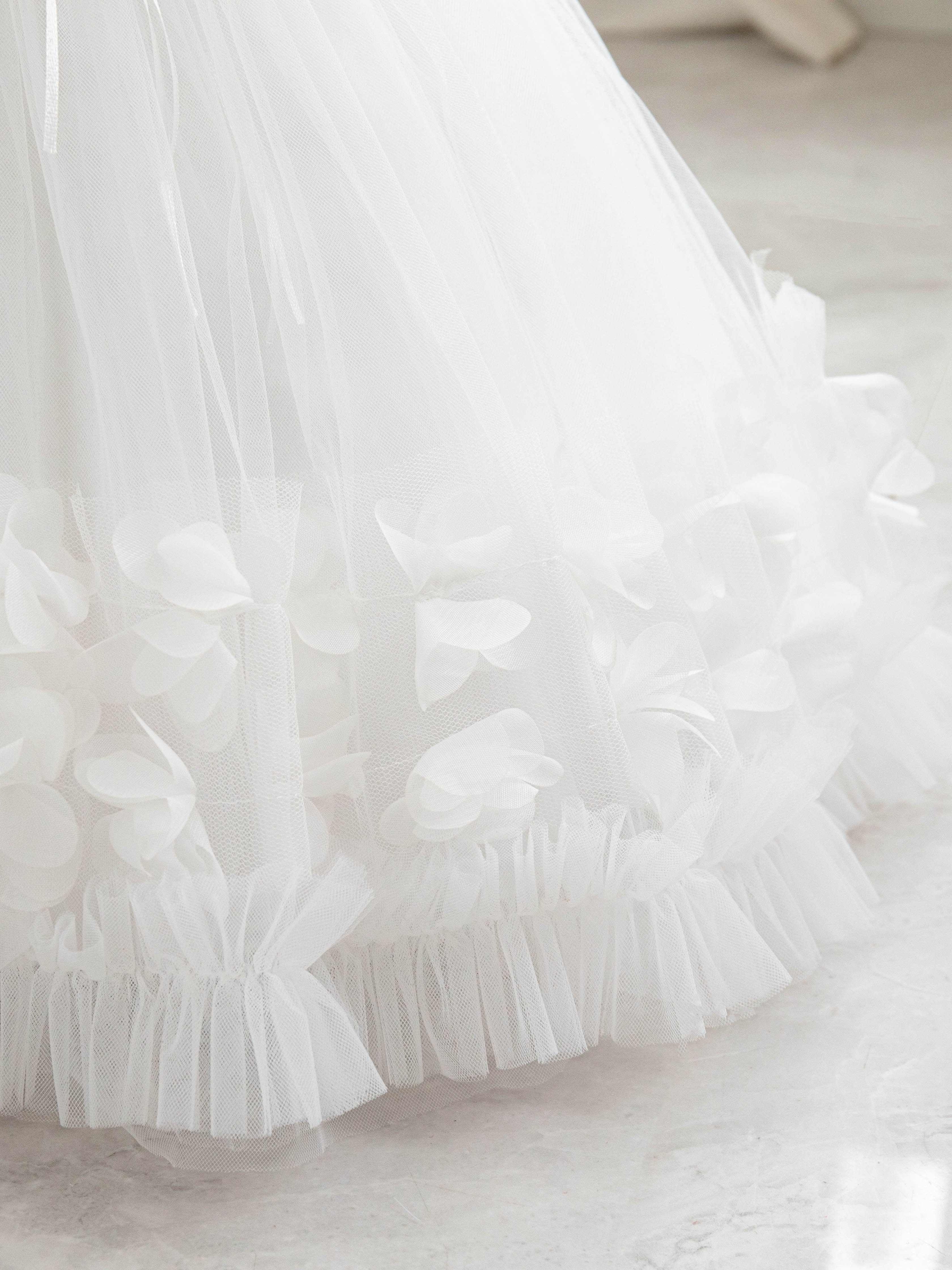 Bola uchun rasmiy tadbirlar uchun dantel yengli gullar bilan bezatilgan tül prinsessa ko'ylagi.