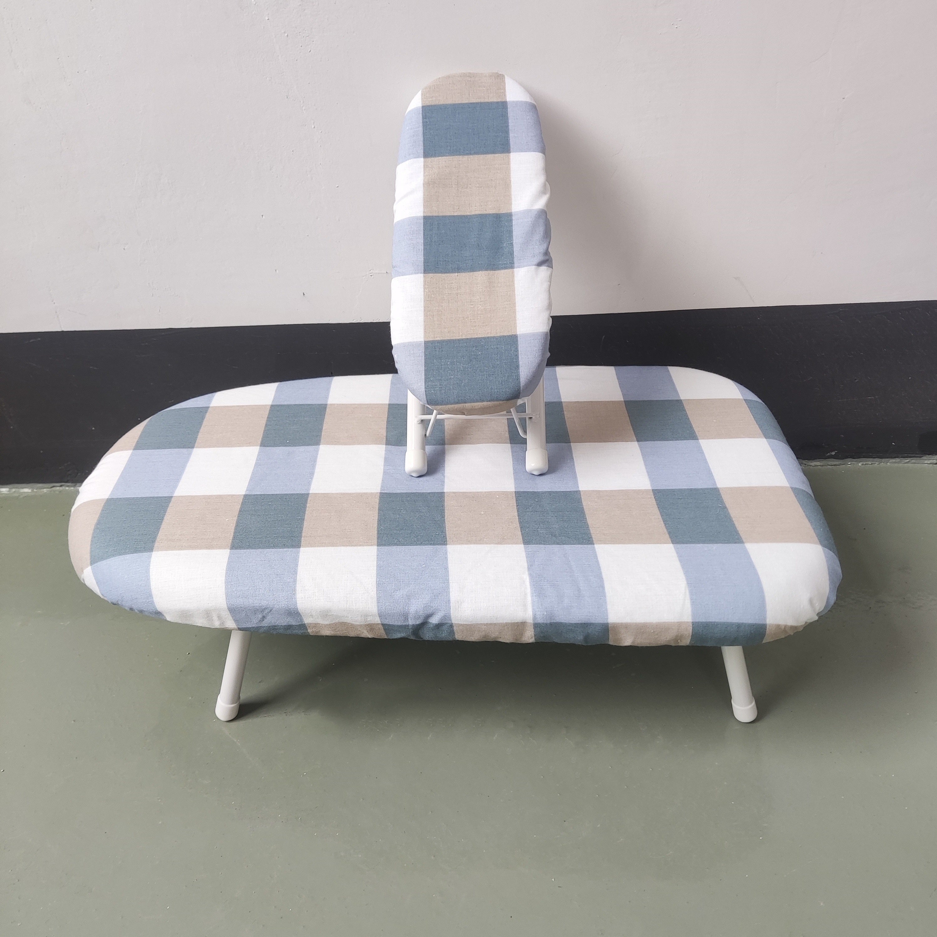 Tablero compacto de plegado de ropa con manga para planchar, ideal para espacios pequeños y viajes