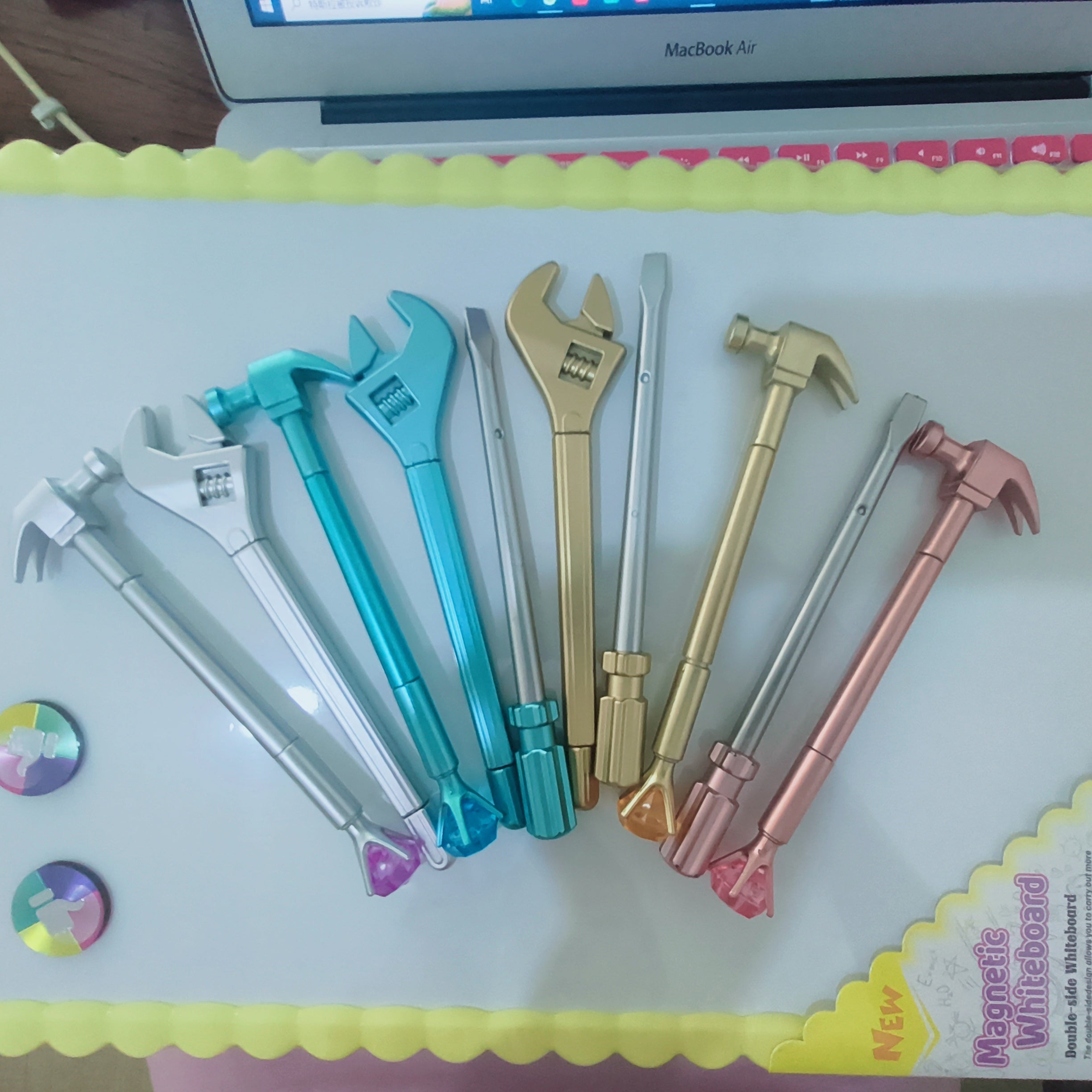 Набор из 3 или 10 инструментов, включая ключ, отвертку, молоток и шариковую ручку.