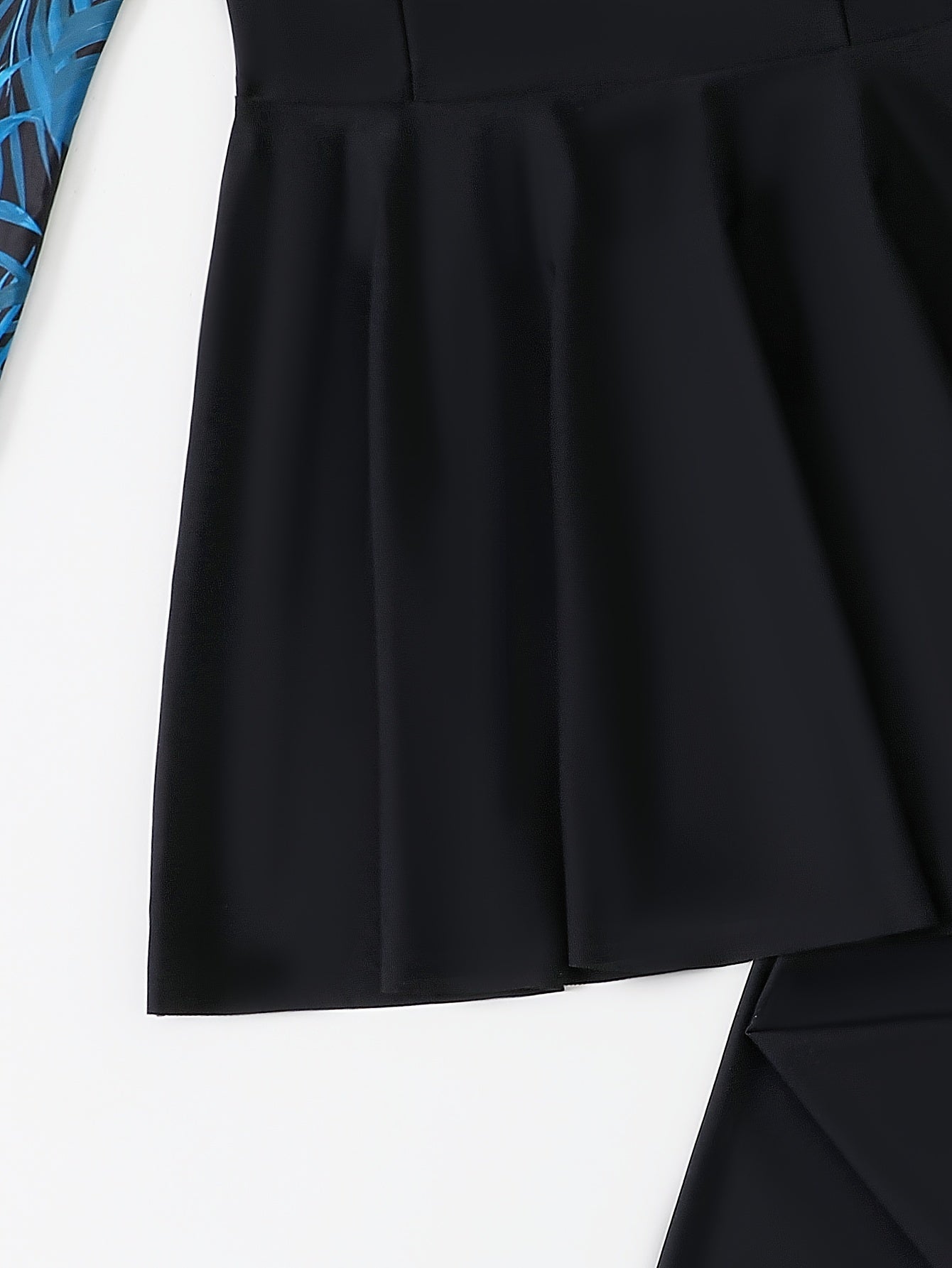 Ayollar uchun yuqori bo'yinli, uzun yengli, gullar bilan bezatilgan suzish kiyimi, fermuar tafsiloti bilan, 82% polyester va 18% elastan to'qimachilik matosidan tayyorlangan. Konservativ to'liq uzunlikdagi yubka ustki qismi va yuqori belga ega.