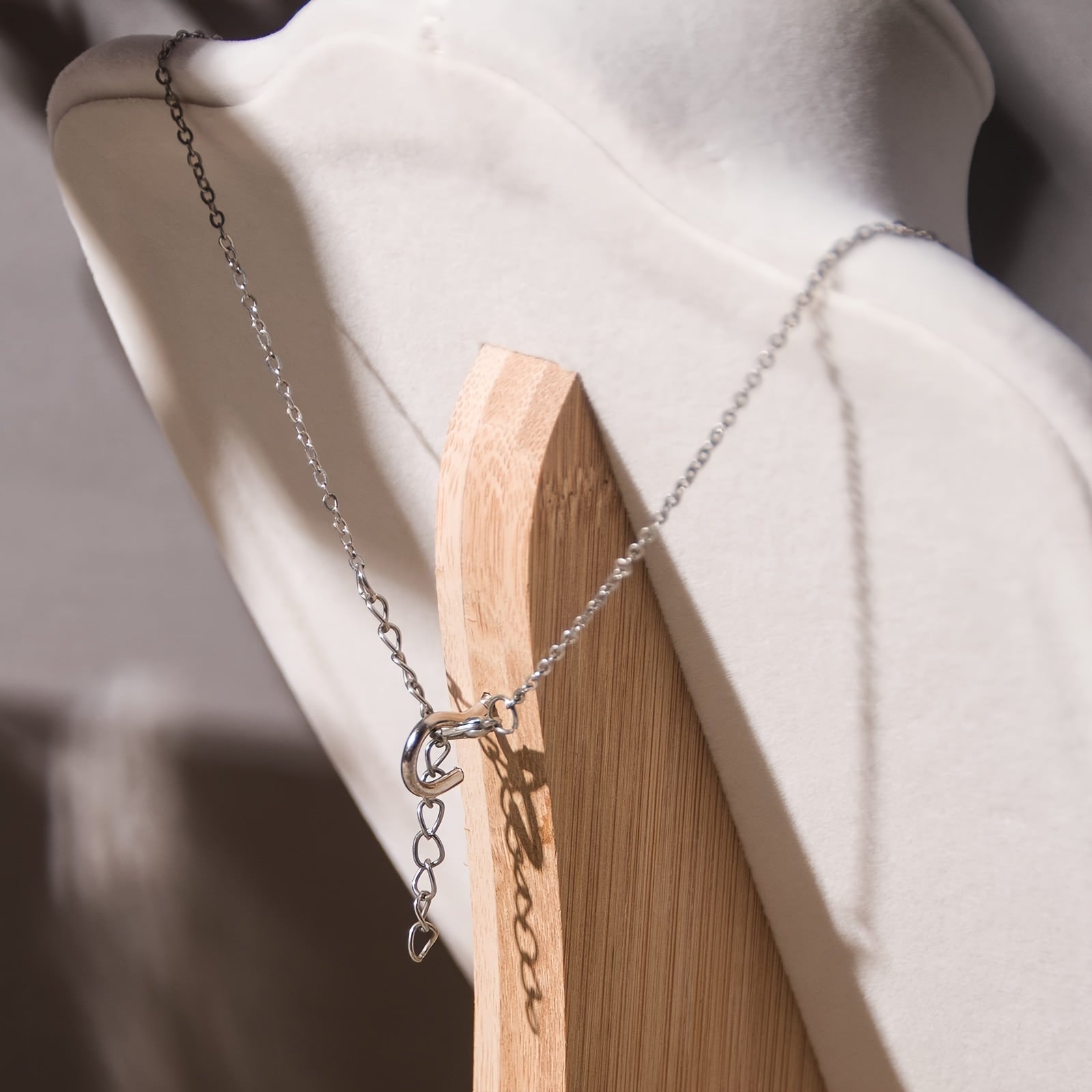 Soporte de joyería de madera en forma de corazón para collares, relojes y accesorios