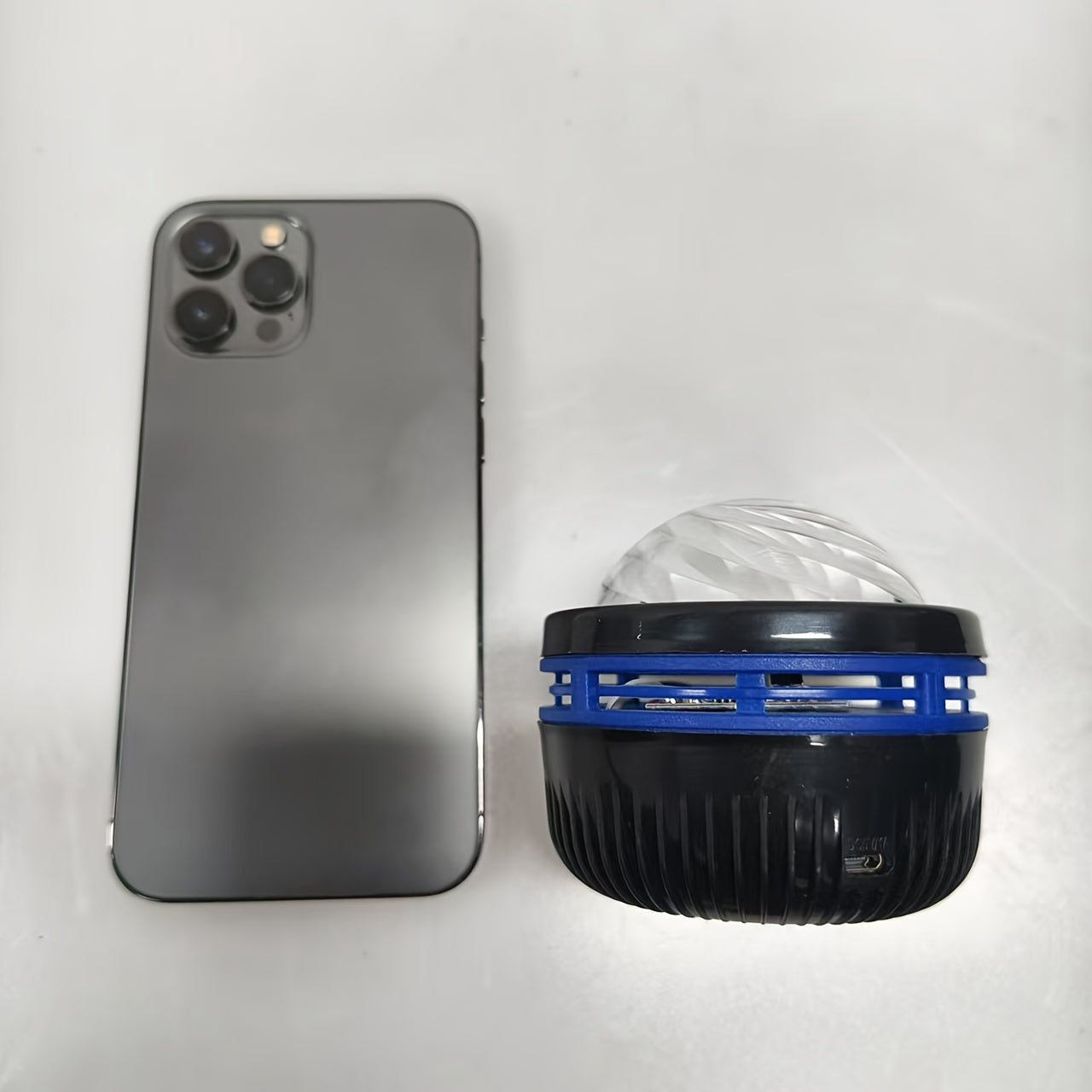 USB quvvatlangan proyeksiya lampasi zamonaviy uslubda, sozlanadigan yoritish va bir nechta rang variantlari bilan. Turli xonalar va tadbirlar uchun ideal.