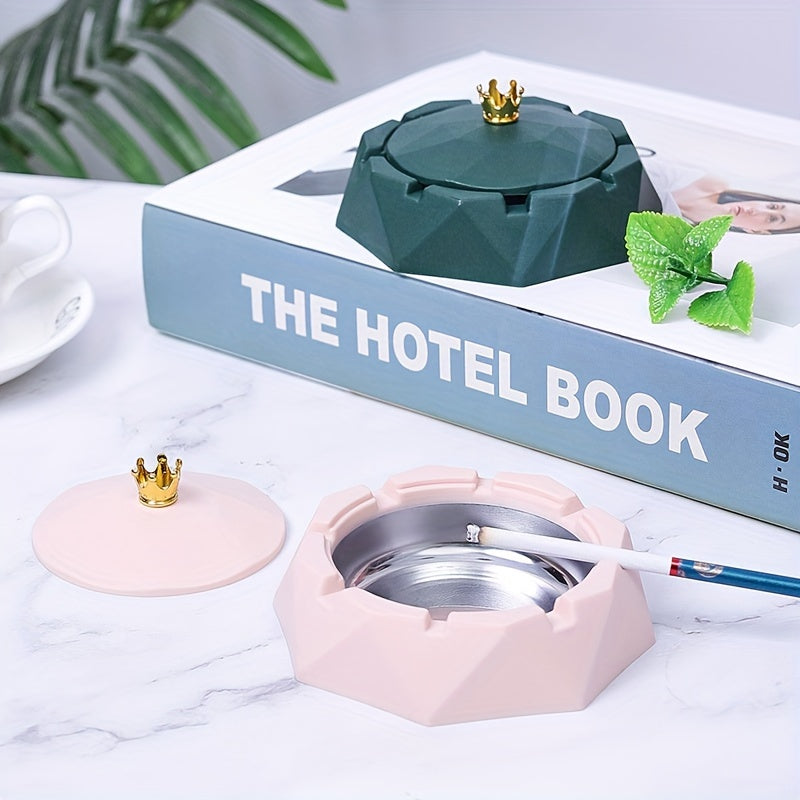 Qopqoq bilan sigaret tutqichi, tushishdan himoyalangan, uyda foydalanish uchun mos, katta plastik dizayn, mehmonxonalar va yashash xonalari uchun ideal.