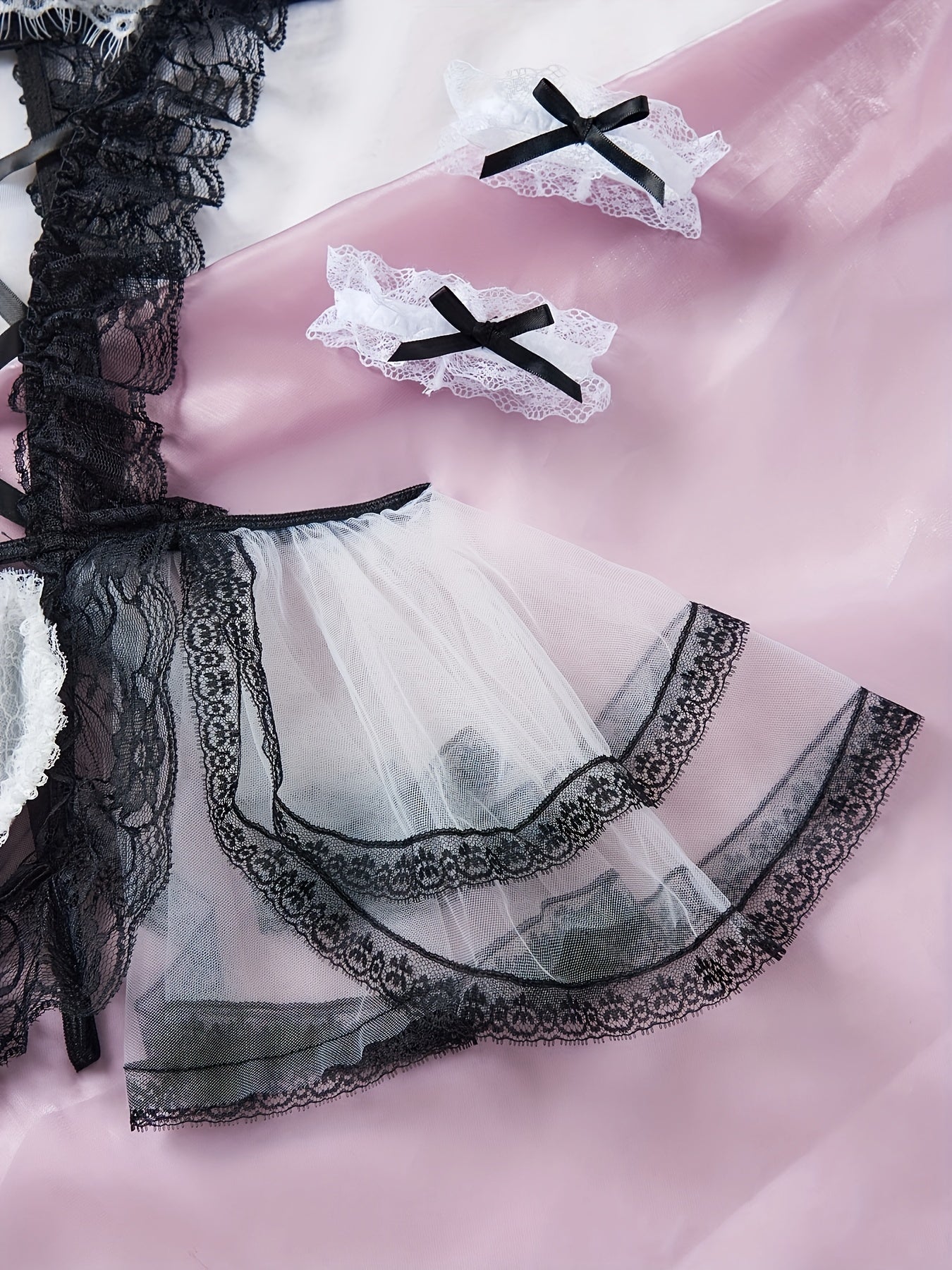 Ichki kiyim to'plami bodysuit, bilaguzuk va soch bog'ichidan iborat.