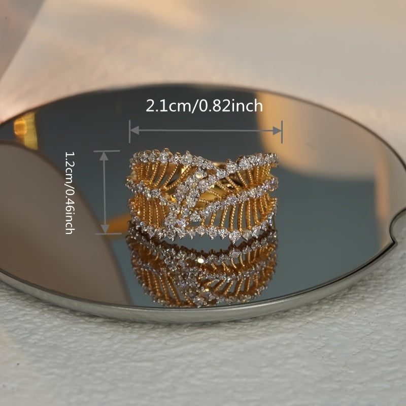 Chic keng halqalar, vintage uslubidagi dizayn va sintetik kubik zirkoniya inlay, mis asos, va 18K oltin qoplama bilan ayollar uchun - kundalik kiyim yoki maxsus tadbirlar uchun mukammal, har mavsum uchun abadiy uslub.