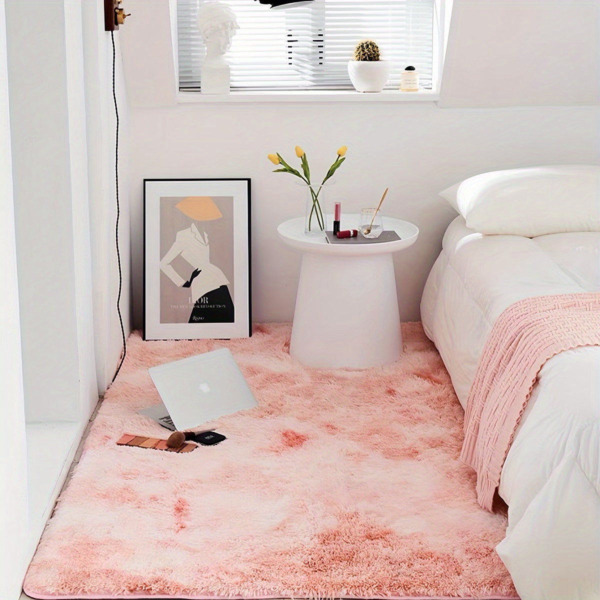 O'z makoningizni 1 dona Zamonaviy Oddiy Tie-dye Uzun Pile Gilam bilan ko'taring. Bu yumshoq va qulay gilam formaldehid va har qanday o'ziga xos hiddan xoli. U to'kilmaslik va so'nmaslik xususiyatlariga ega bo'lib, quyidagi turli joylar uchun ideal:
