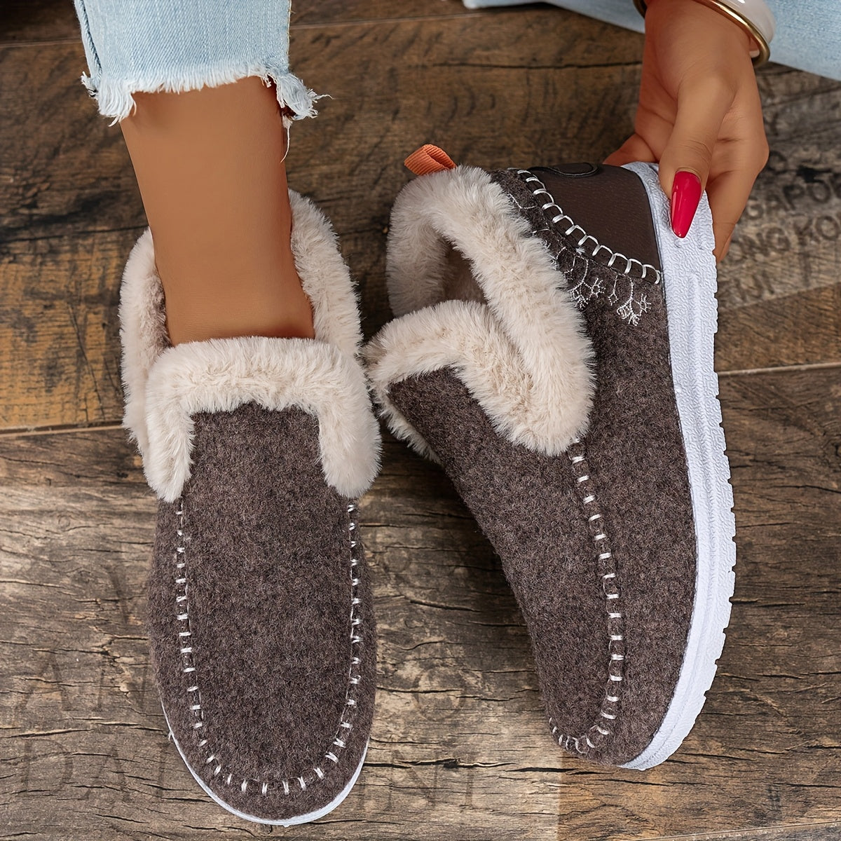 Ayollar uchun qishda kiyinadigan slip-on platform botinkalari, sun'iy jun bilan qoplangan va tormozsiz tagliklar bilan