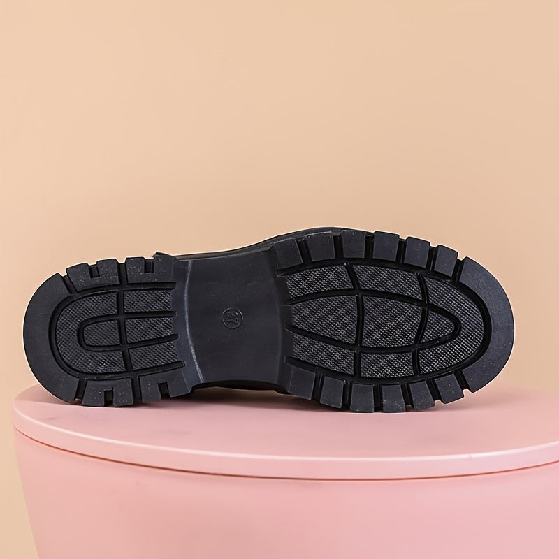 Ayollar uchun qishki botinkalar sintetik qoplama bilan bog‘langan, qalin platformali va sirpanishga qarshi tagli