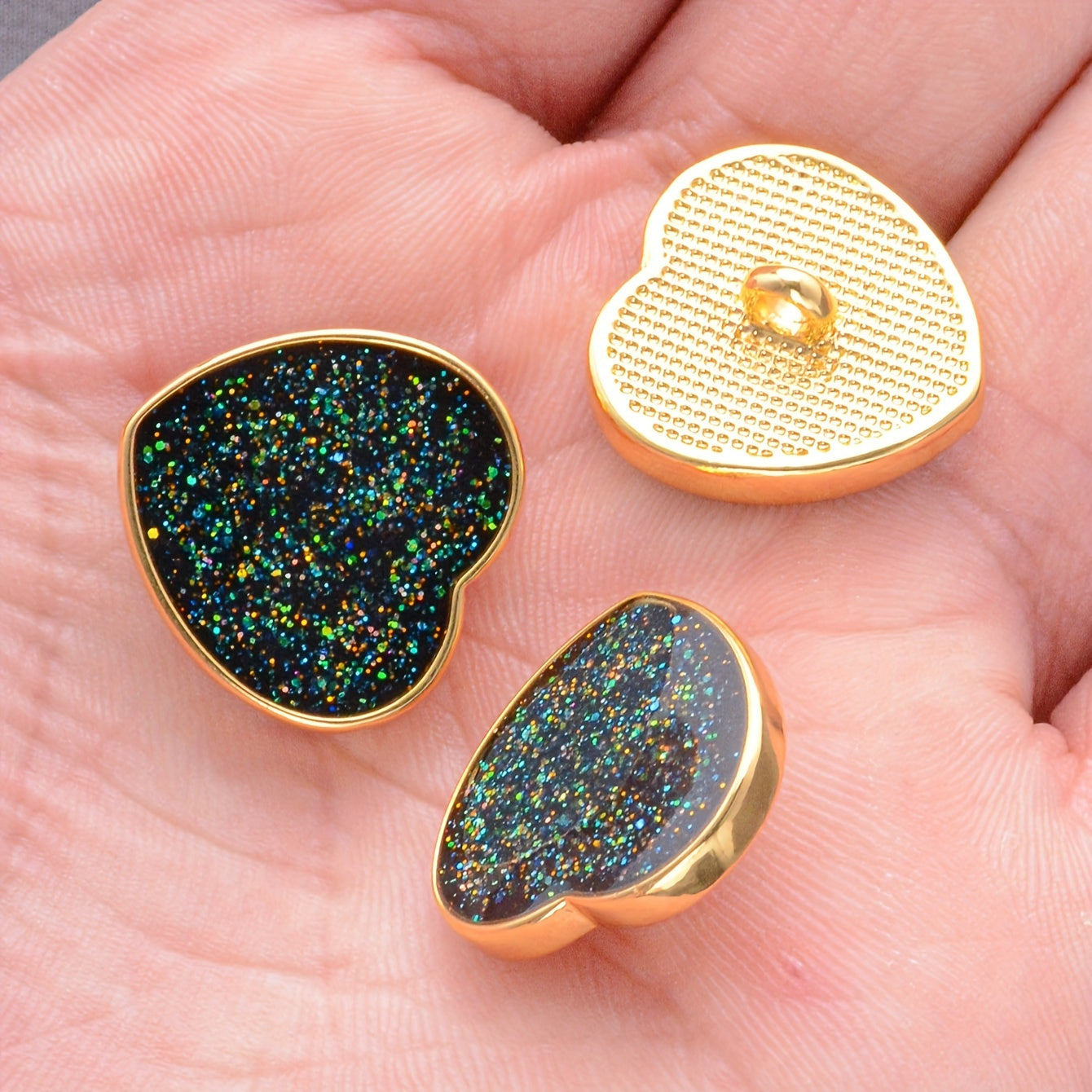 Kiyimlar va hunarmandchilik uchun 5 yoki 10 ta yurak shaklidagi metall tugmachalar to'plami, porloq aksessuarlar bilan