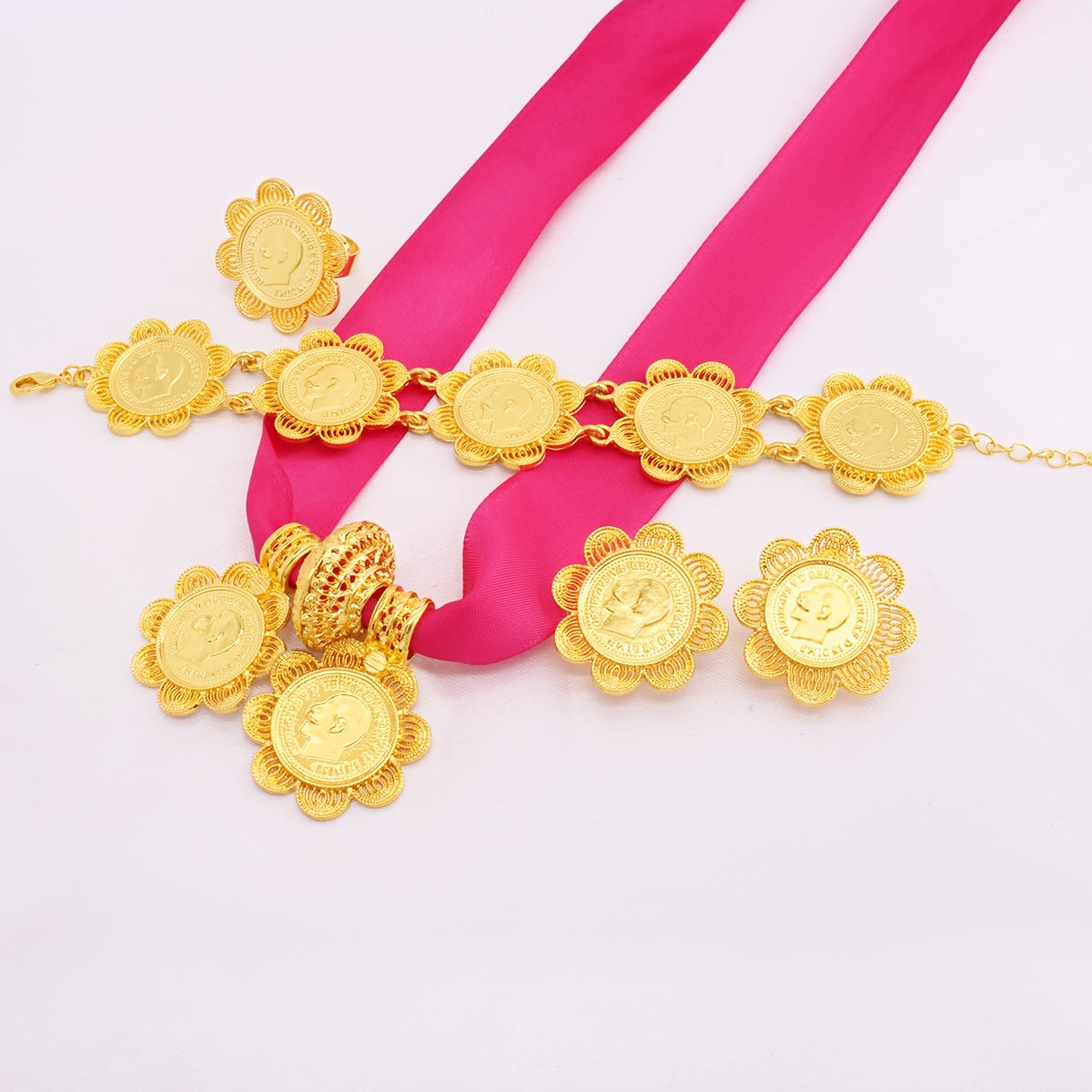 5 ta qismdan iborat hashamatli zargarlik to'plami, shu jumladan, taqinchoqlar, marjon, bilaguzuk va uzuk. Bir nechta ranglarda tanlash uchun muhr va gullar chetiga ega dizaynni o'z ichiga oladi. An'anaviy kelin kiyimlari uchun mukammal.