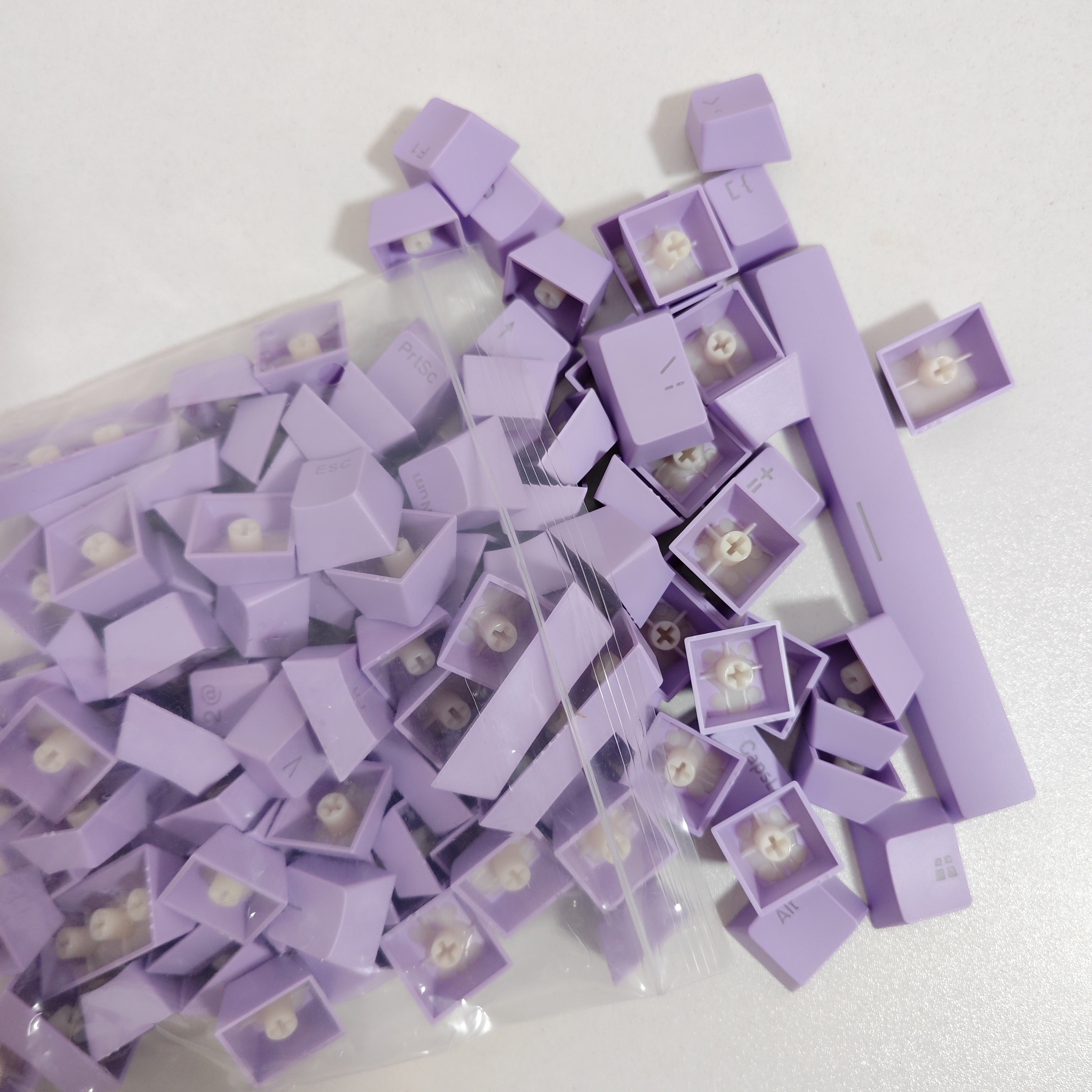 Rang-barang plastik kalitcha o‘rniga qo‘yiladigan, mexanik va o‘yin klaviaturalariga mos keladigan, Rasmga o‘xshash kalitlar bilan mos keladigan