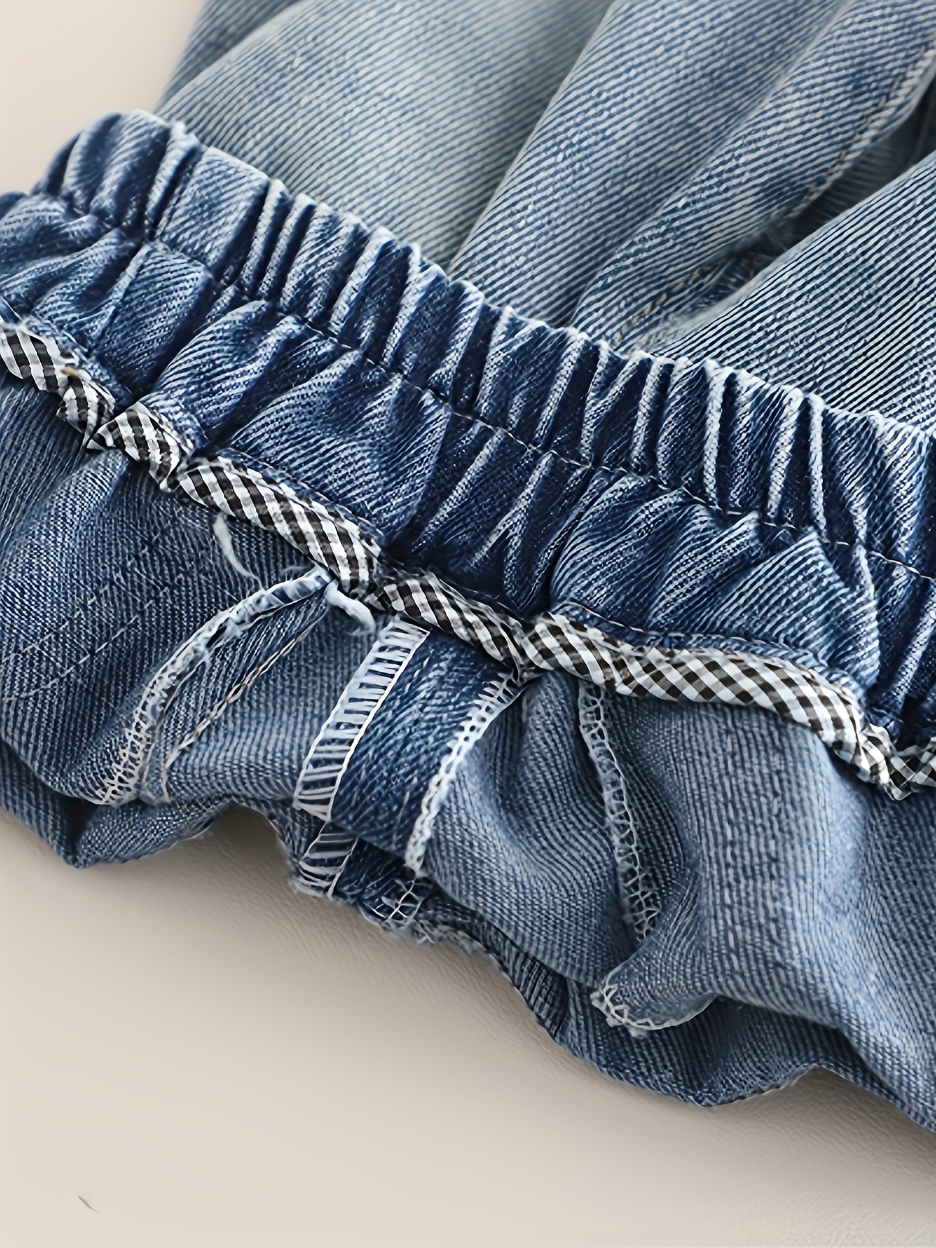 Qizlar uchun zamonaviy keng kesimli denim shimlar, bir rangli rayon aralashmasidan tayyorlangan. Mashinada yuvish mumkin. Bahor/kovak uchun mos. Zamonaviy chaqaloqlar uchun ideal. Uzoq shimlar xususiyatiga ega.