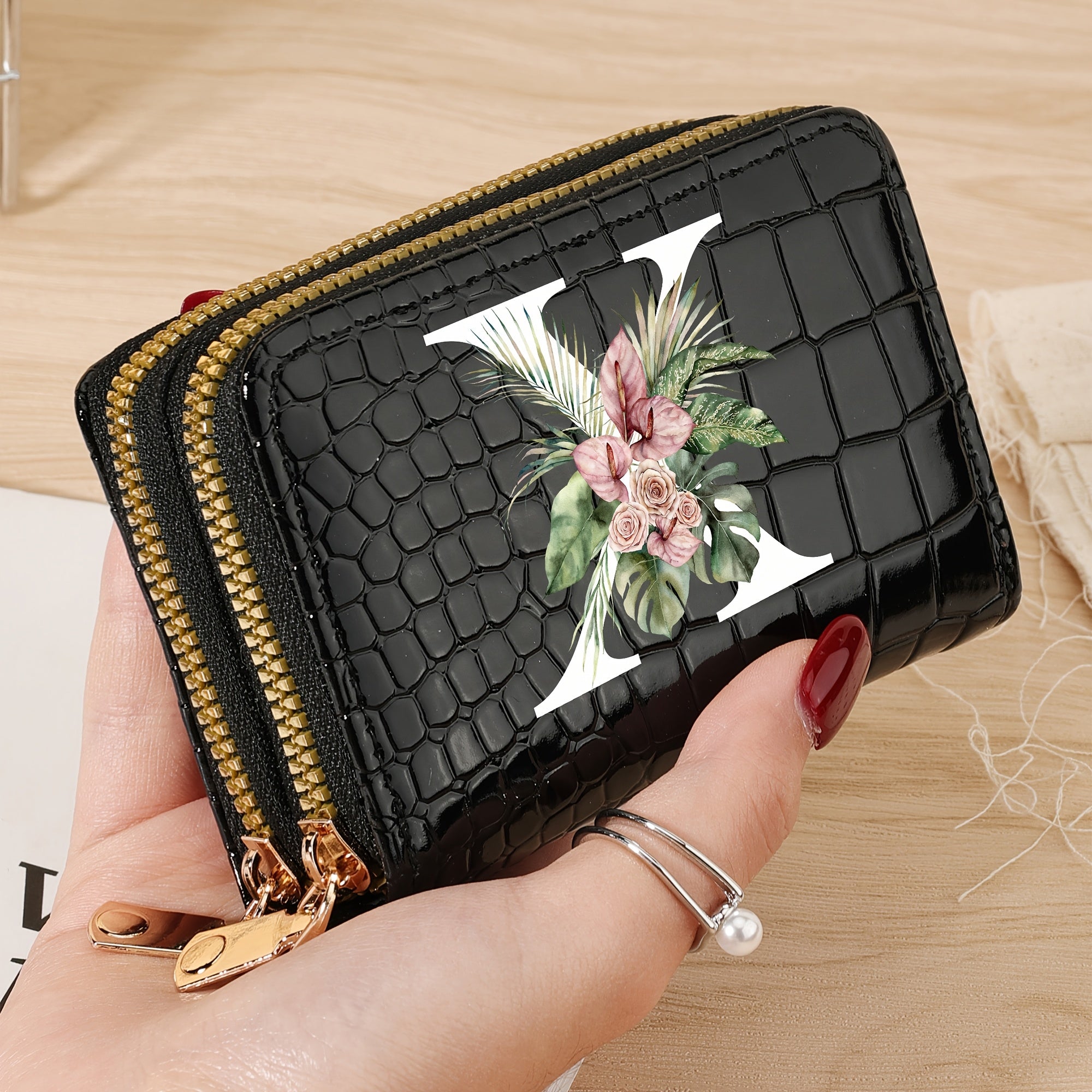 Cartera para tarjetas de crédito para mujer con estampado floral de letras, negro y blanco, gran capacidad, con cremallera y textura de cocodrilo en PU