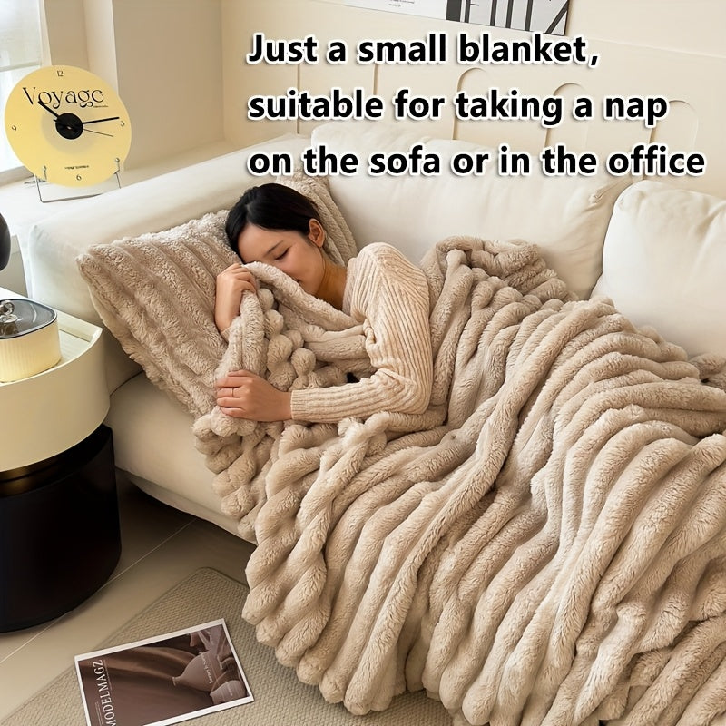 Уютное современное полосатое плюшевое одеяло, изготовленное из утолщённой полиэстеровой трикотажной ткани, идеально подходит для всех сезонов. Может использоваться как покрывало, одеяло для дневного сна или даже как одеяло для питомца. Вес 250-300 г/м².