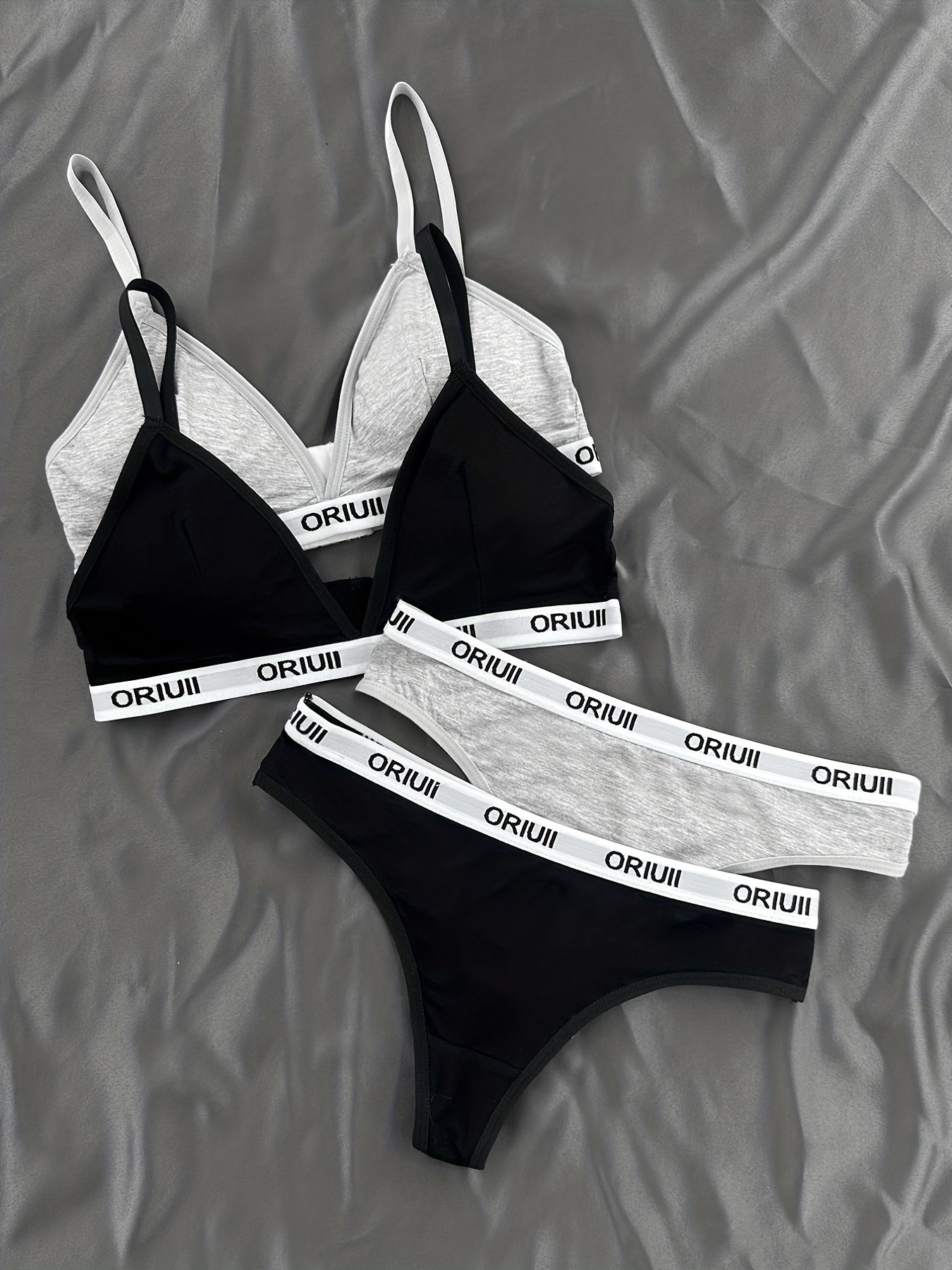 Ikki sport ko'ylagi, brass, va thonglar.