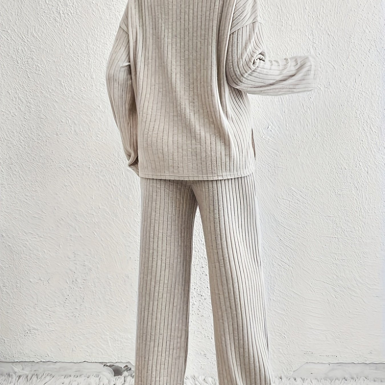 Представляем нашу новую коллекцию осень/зима для женщин: стильный комплект из двух предметов с длинными рукавами, текстурированным однотонным цветом, фальшивыми пуговицами и рифлеными спущенными плечами для повседневного образа.