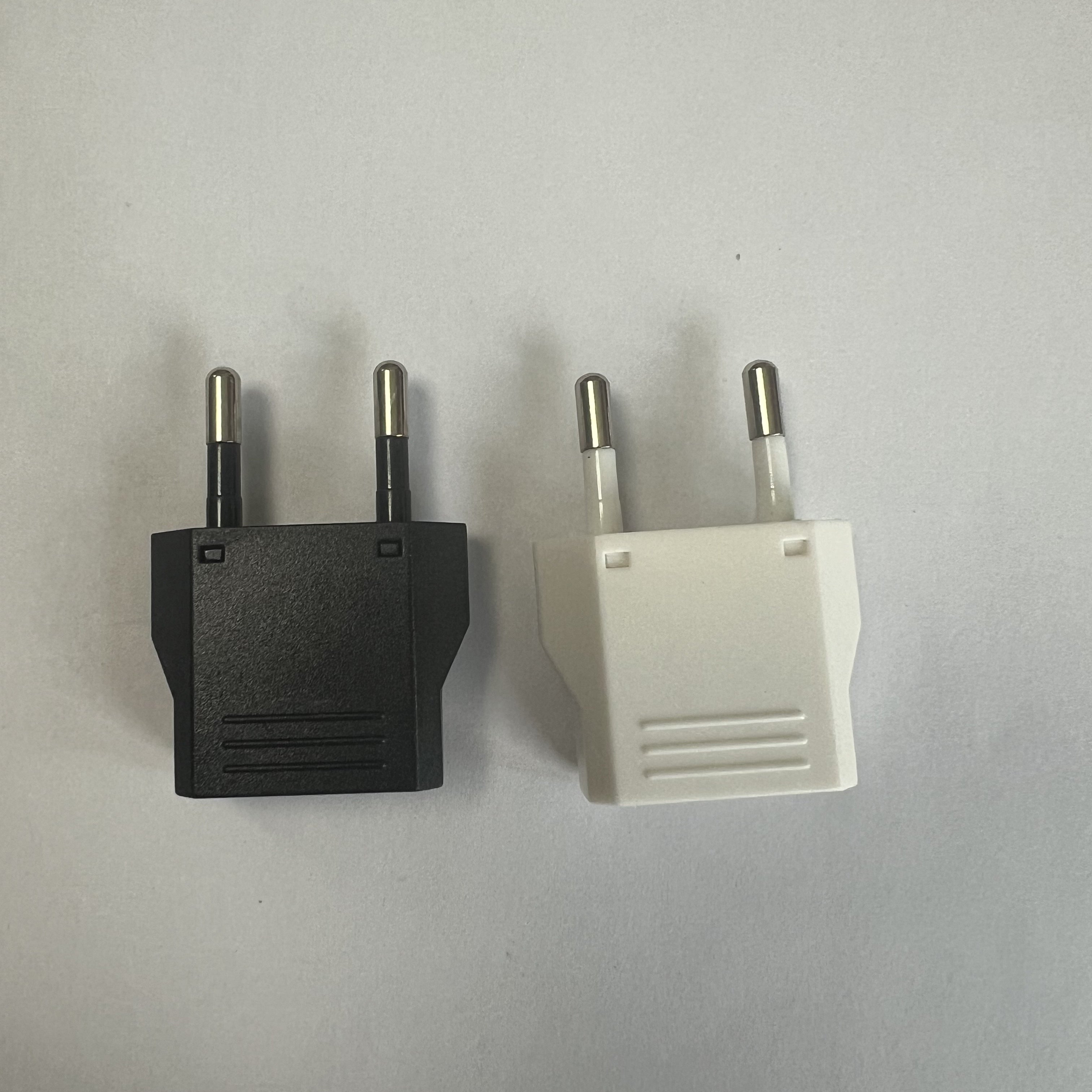 Enchufe estándar europeo a adaptador de viaje de media insulación de aleación de aluminio 9V-12V CA para Brasil, Italia, Suiza