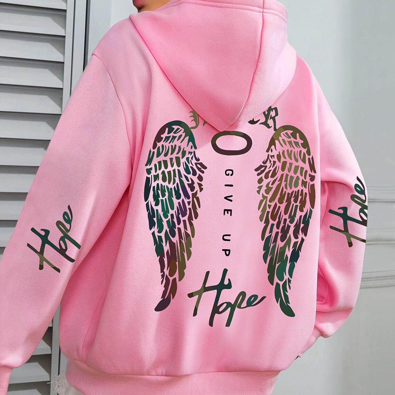 Толстовка с капюшоном для женщин больших размеров с графикой ангельских крыльев, светло-серый с зелёными акцентами