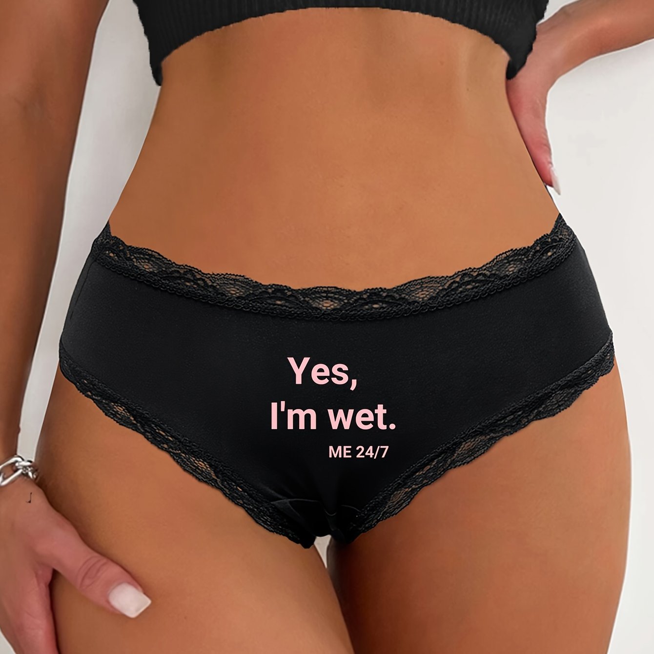 Jozibador dantel ayollar ichki kiyimlari, nozik dantel qirralari bilan, qulay va nafas oladigan nylon/elastan aralashmasi, ko'rinmaydigan, qo'l bilan yuvish mumkin, qora rangda.