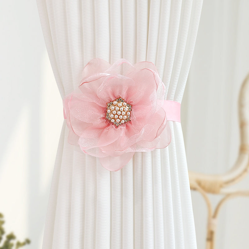 Uyingizning dekoriga nafislik qo'shing, bu go'zal 3D gullar dizayniga ega Magnit Pardalar Bog'ichlari bilan. Yuqori sifatli polyester lentadan tayyorlangan, u yotoqxona yoki yashash xonangizdagi pardalarni ushlab turish uchun mukammaldir.