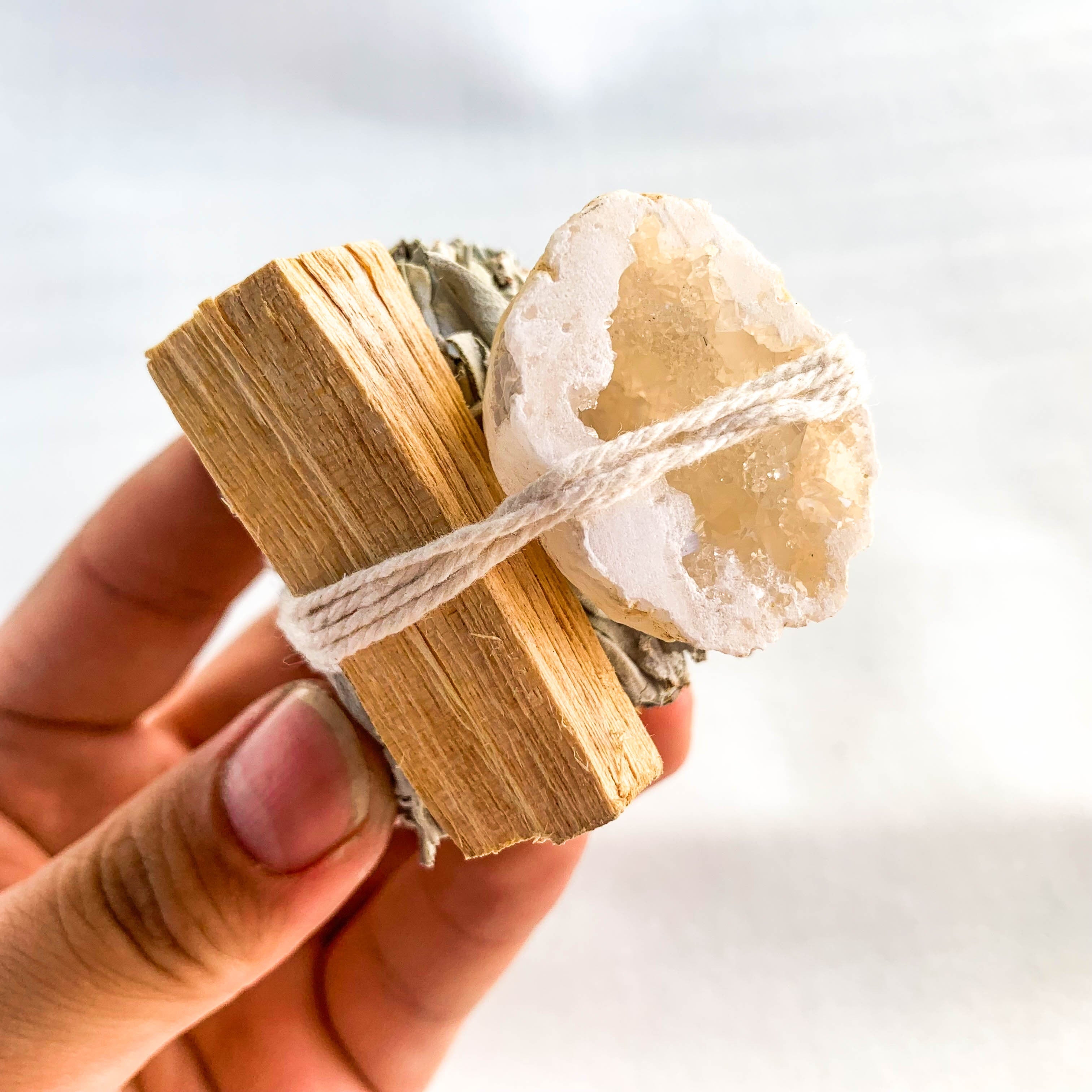 Conjunto de varita de limpieza energética de cristal de roca natural con varita de amatista, selenita y salvia blanca