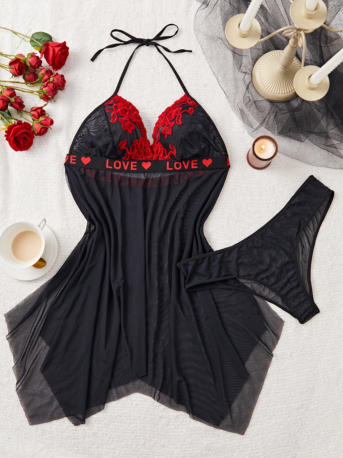 Ayollar uchun tikanli tarmoq libosi bilan bezatilgan gul naqshli va yurak shaklidagi kamarli libos