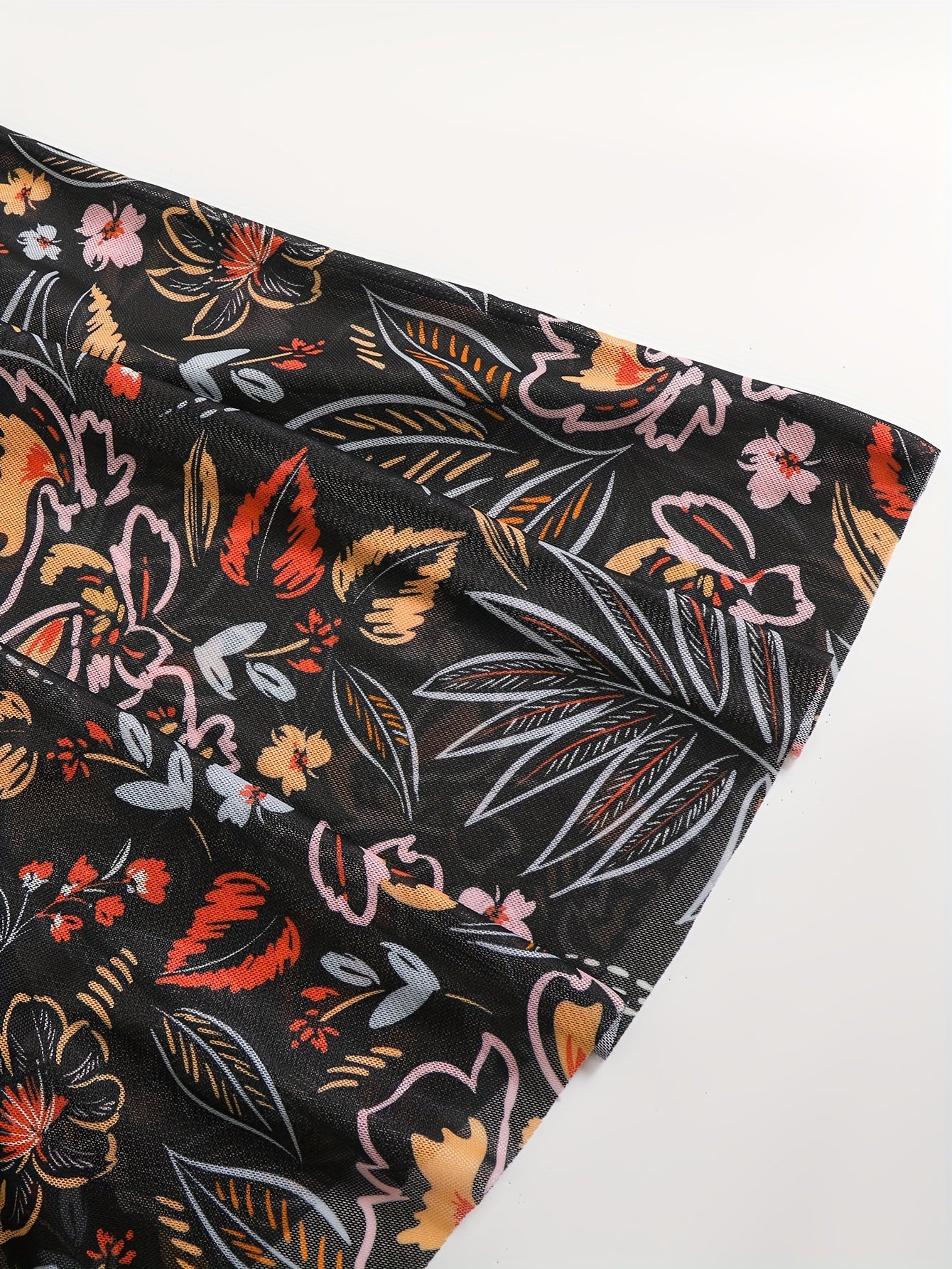 Klassik va nafis dizayndagi plyaj ta'tili uchun shik plus o'lchamdagi bir qismli suzish kiyimi.