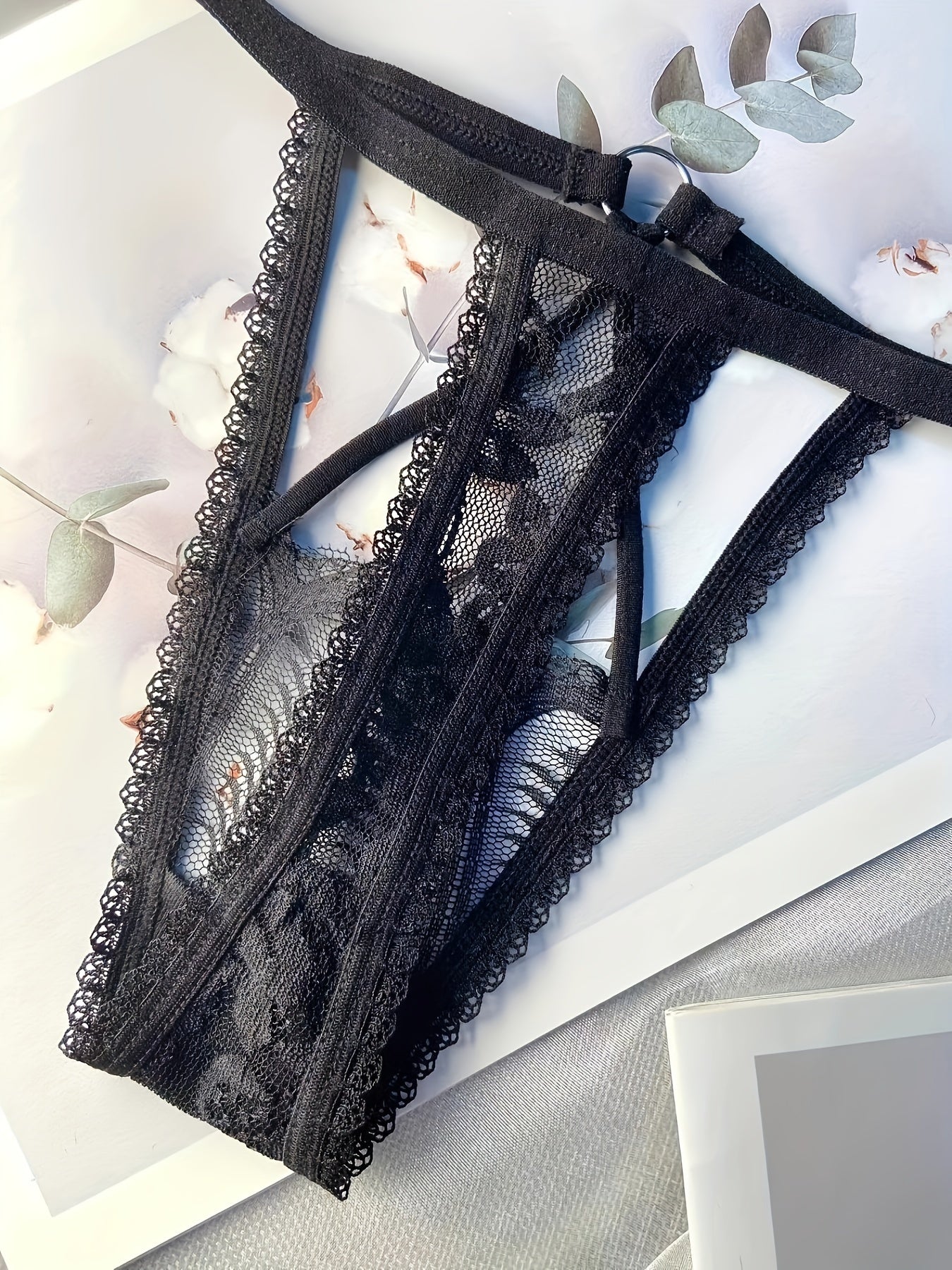 Ayollar uchun jozibali ichki kiyimlar to'rli, kesilgan past bel dizayni bilan thongni o'z ichiga oladi.