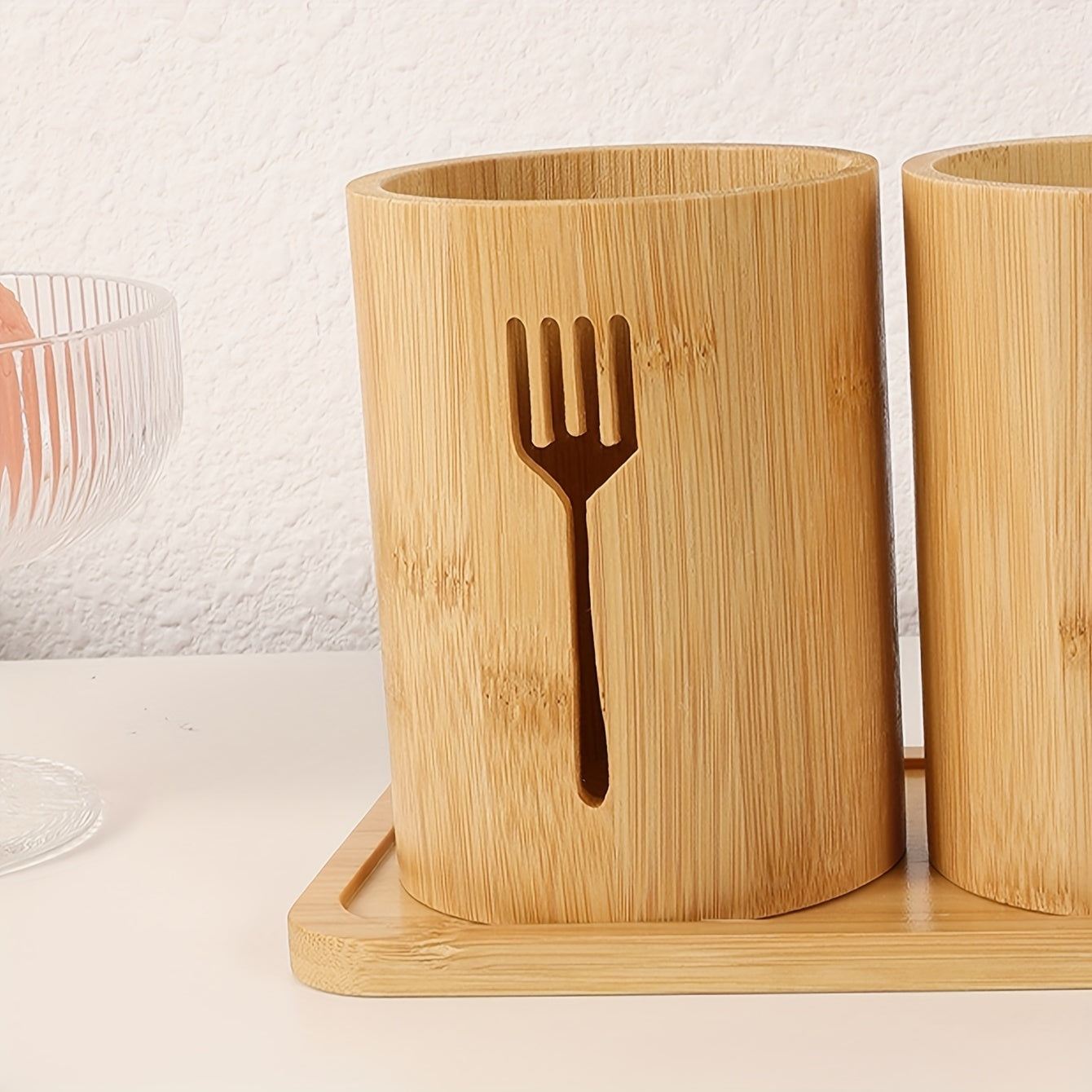 Yagona Tableware Storage Bucket yoki to'rtlik to'plamni tanlang, ularga pichoq, vilkalar va qoshiq uchun uchta Kitchen Utensil Storage Buckets kiradi, barchasi Bamboo Tray Base ustida joylashgan.