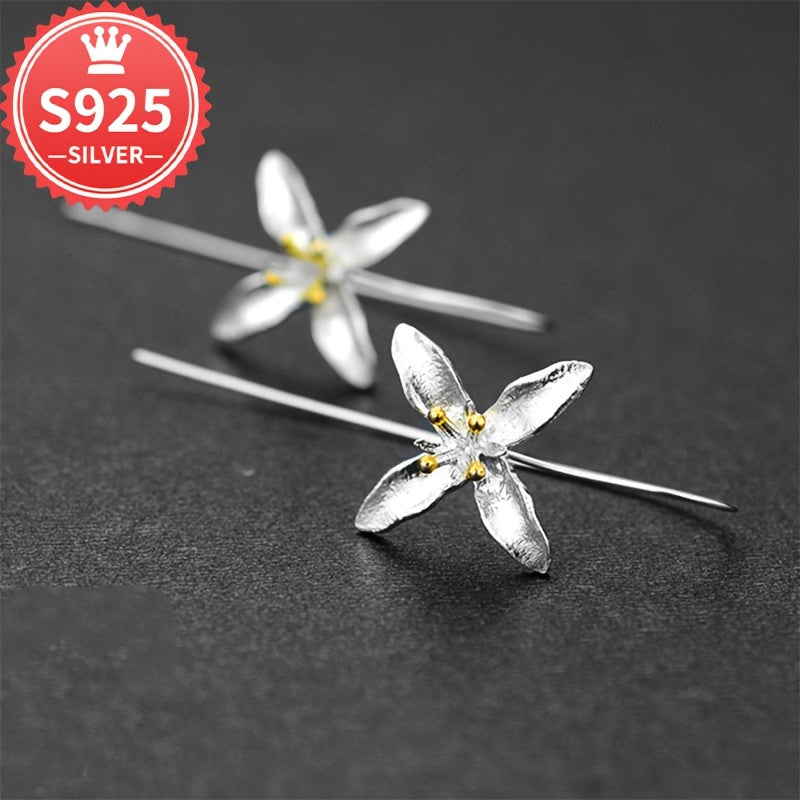 Minimalist Elegant Golden Flower Long Earrings 925 Gippoallergenik, to'rt yaproqli clover gullari bilan go'zal anti-oksidant qutisida. 4.2g og'irlikda, bu to'plam mukammal sovg'a qiladi.