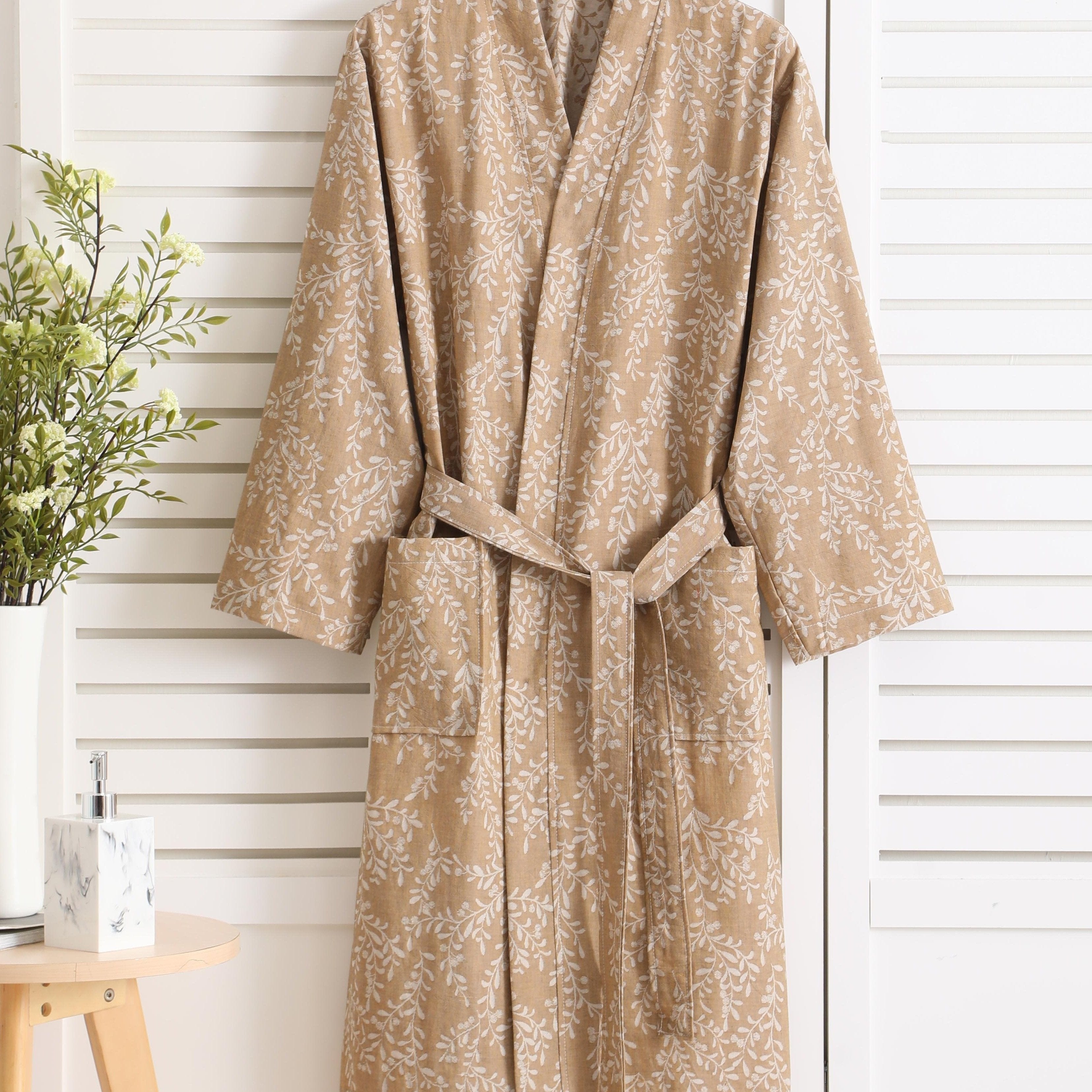 Ayollar uchun engil paxta jakard bathrobe, gullar naqshi bilan, tez quriydigan, namni o'zlashtiruvchi mato, uzun yenglar, v shaklidagi bo'yin, va bej/gul dizaynida kamar. Bahor, yoz va kuz uchun ideal.