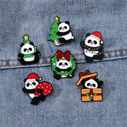 6 ta Cartoon Panda Enamel Pins to'plami, Rojdestvo ta'tili uchun dekorativ yelka belgilari, sumkalar va kiyimlar uchun