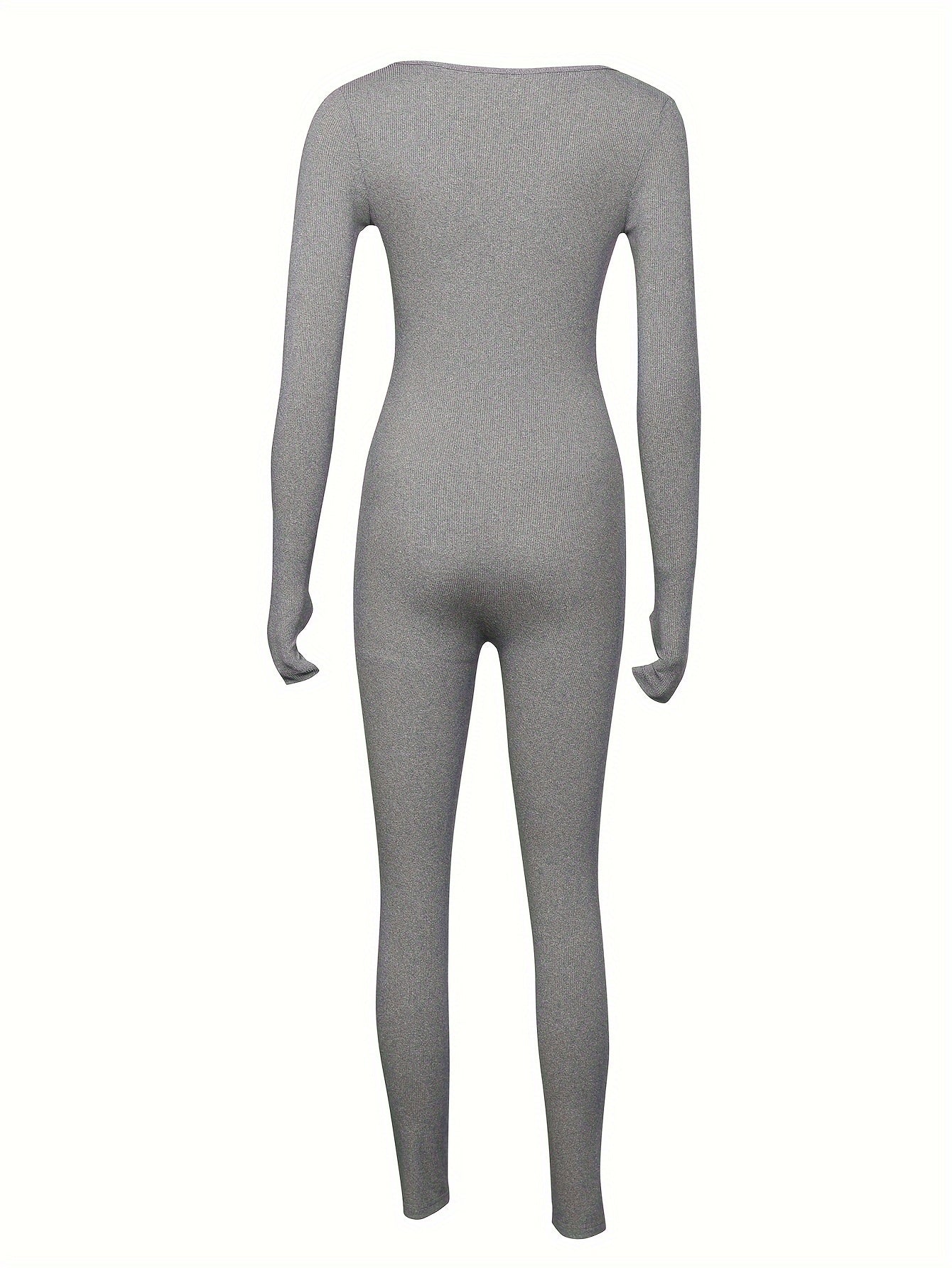 Вышитое платье элегантно висит на вешалке.