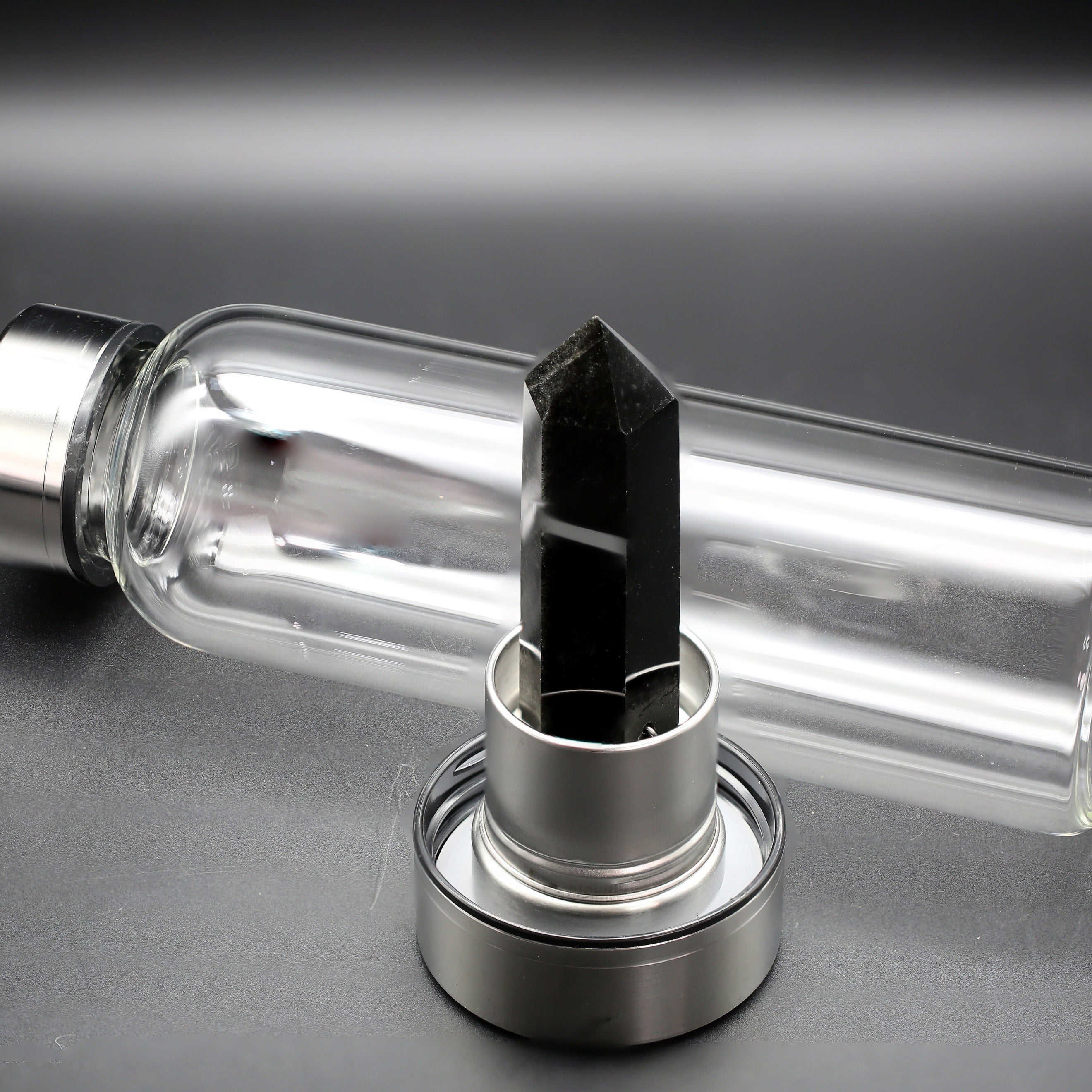 Sun'iy kristal suv shishasi, ametist va oq kristalli cho'zilgan tosh dizayni bilan