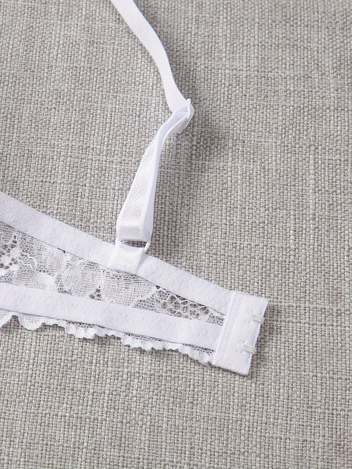 Комплект из 2-х бюстгальтеров с кружевом для женщин черного и белого цвета, с поддержкой на косточках и деликатными кружевными деталями. Изготовлены из дышащей смеси нейлона и эластана, не просвечивают.