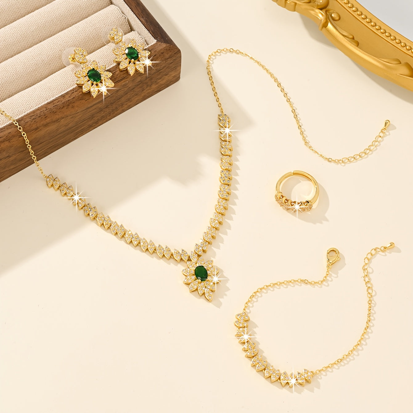 "Hashamatli Gullar Bud Dizayni Qizlar Zargarlik To'plami - 5 Dona o'z ichiga oladi, 18K Oltin Qoplangan Mis va Sintetik Zirconiyadan tayyorlangan. Har kuni kiyish va to'ylar uchun mukammal sovg'a."