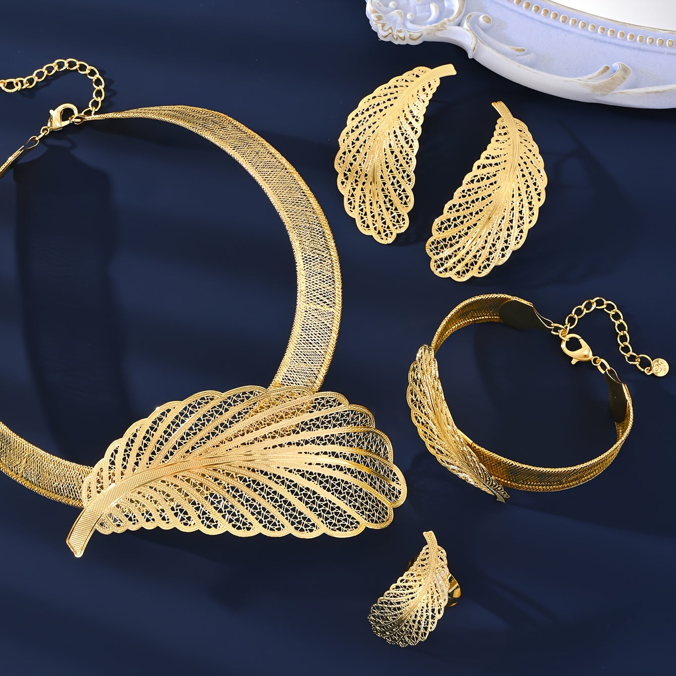 Oltin bilan qoplangan zargarlik to'plami, quloqchinlar, zanjir, uzuk va bilaguzuk bilan, O'rta Sharq vintage uslubida