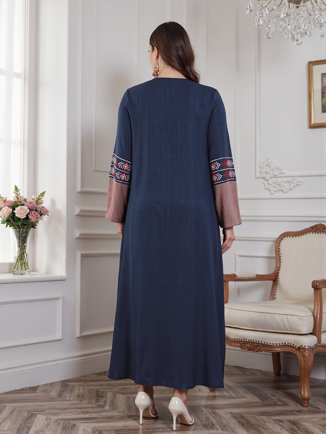 Plus o'lchamli dengiz bo'yi ko'k V-shaklli yengli maksi kiyim, qizil va oq tikuv bilan