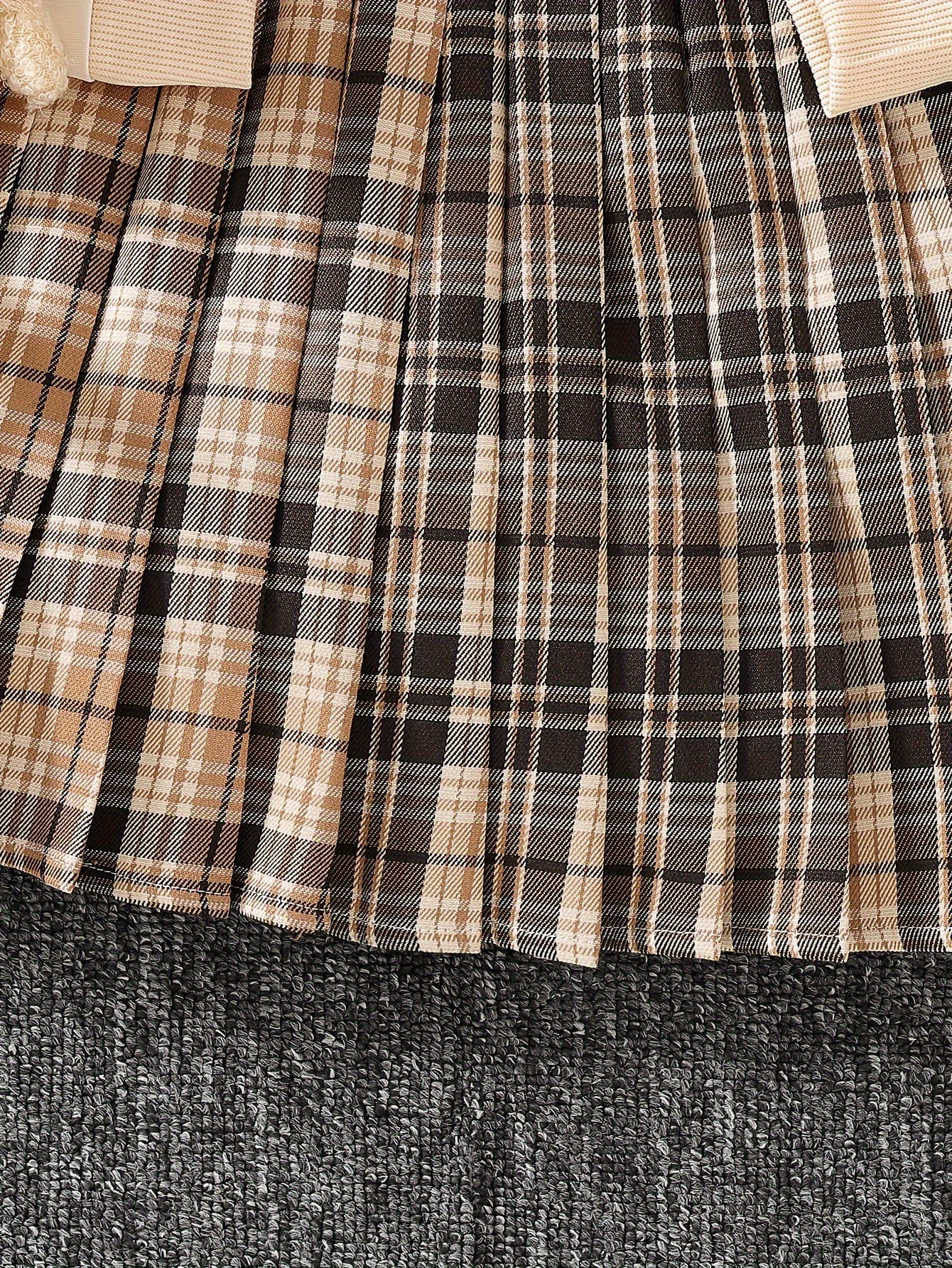 Girls Autumn Casual Outfit Set with Bear Embroidery Plaid Pleated Skirt and Pendant