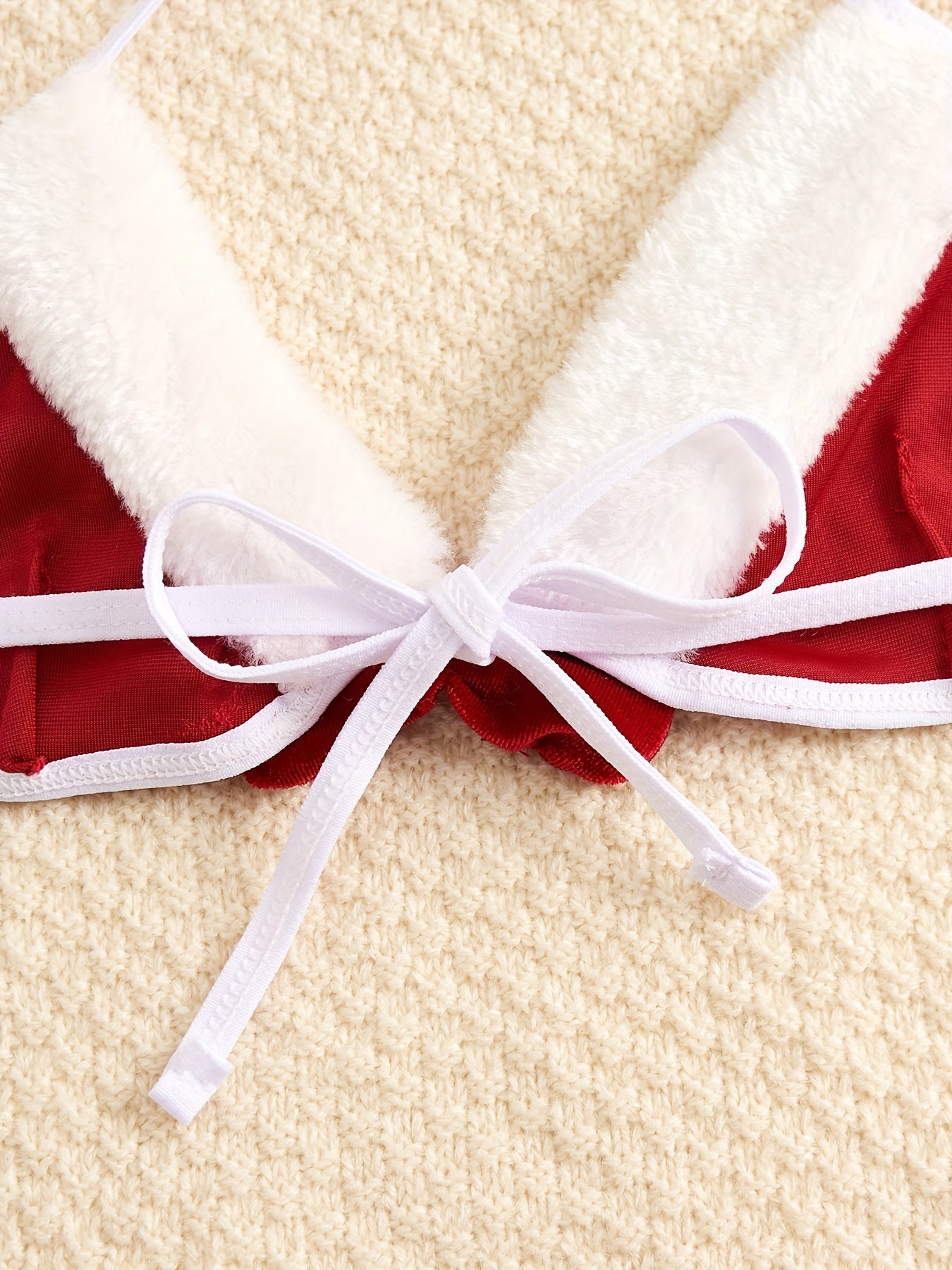 Ichki kiyim to'plami soch bog'ichi, brassier va ichki shimlarni o'z ichiga oladi.