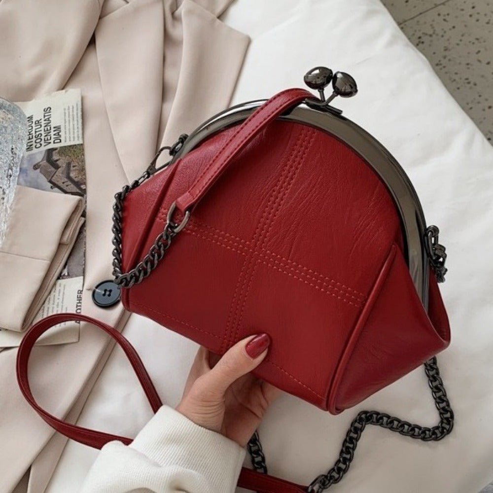 Ayollar uchun Vintage Kiss Lock Clutch kechki sumkasi, Punk Gothic Crossbody dizayni bilan. Oq, qizil yoki qora rangdagi katta sig'imli qobiq dizayniga ega zanjirli yelka sumkasi.