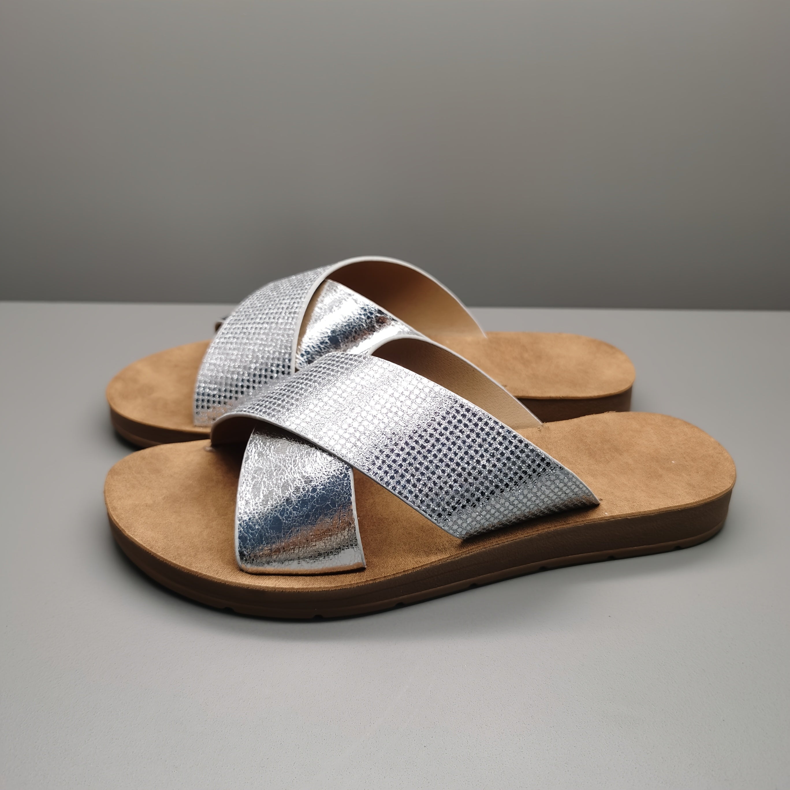 Ayollar uchun metallik xoch-uzukli oson kiyiladigan sandallar ochiq barmoqli yozgi slaydlar yostiqli ichki qismi